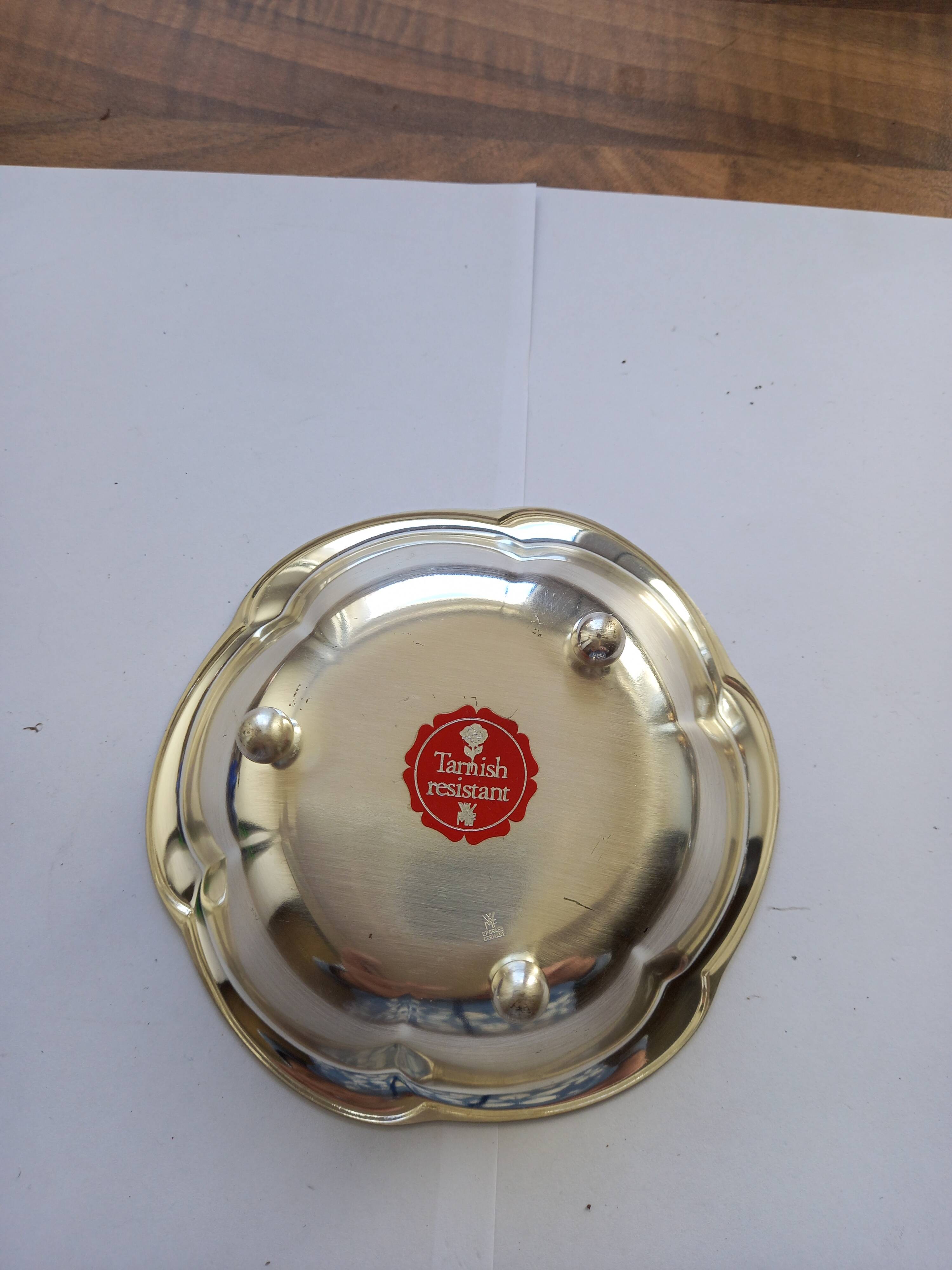 Metal bowl with 3 legs