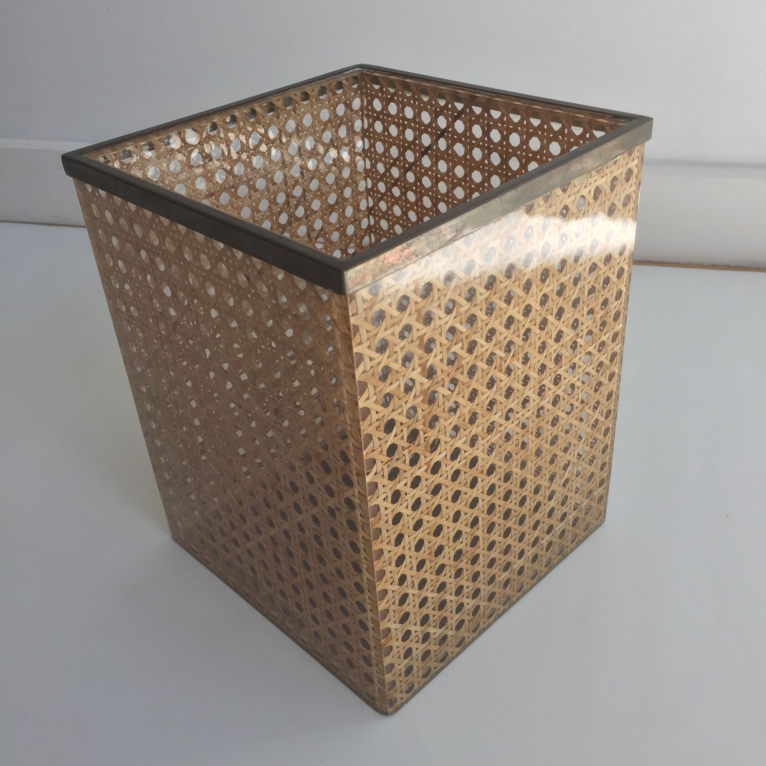 Planter in glass and caning