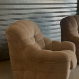 Paire de fauteuils vintage sculpturaux en tissu chenillé côtelé beige