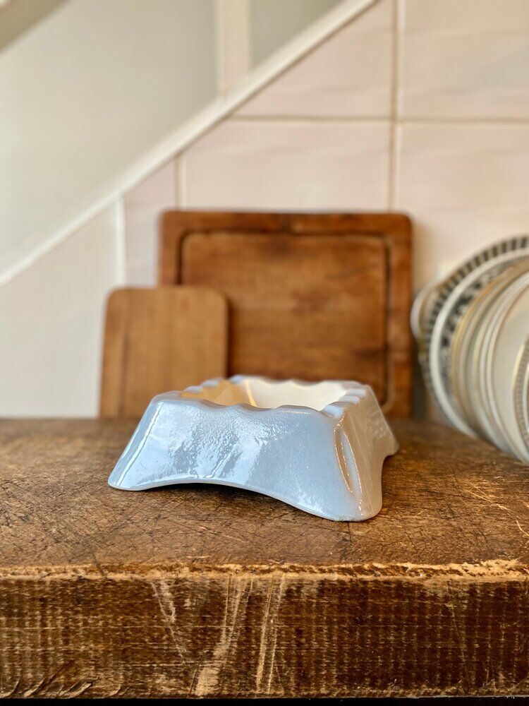 Enamelled earthenware ashtray
