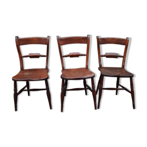 trois chaises en bois