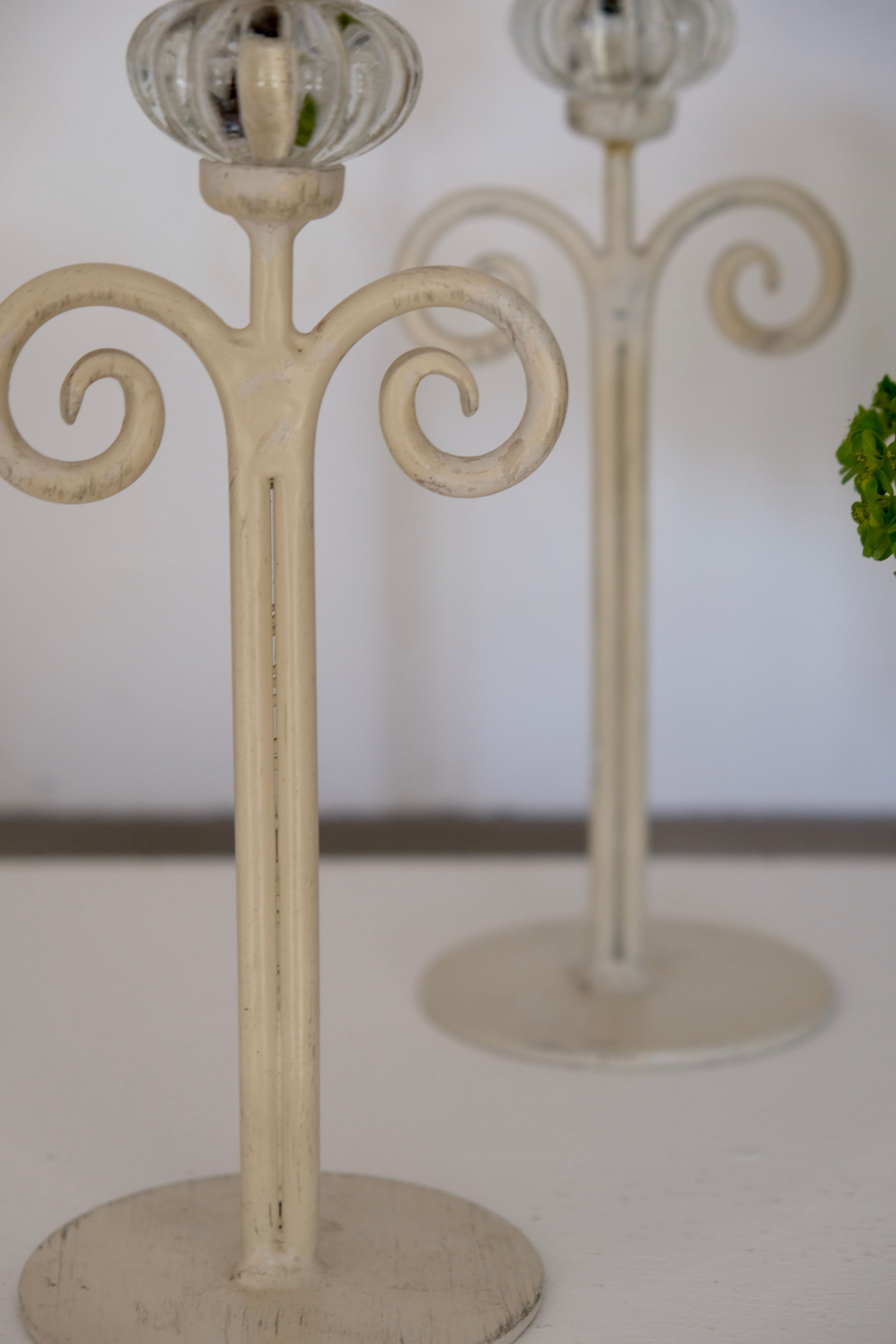 Set of 2 candle holders flower painted metal and glass