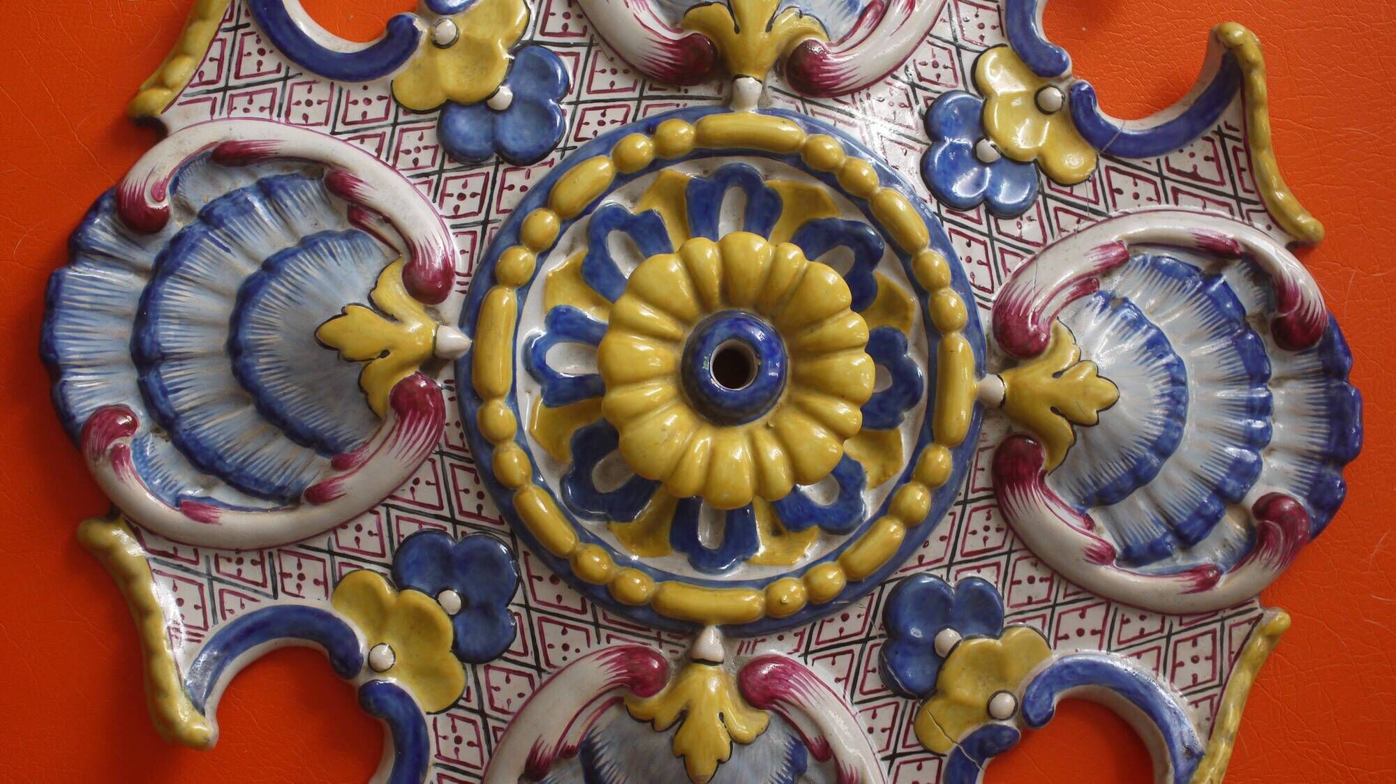 Ceiling light or rosette in enamelled ceramic from the end of the 19th century.