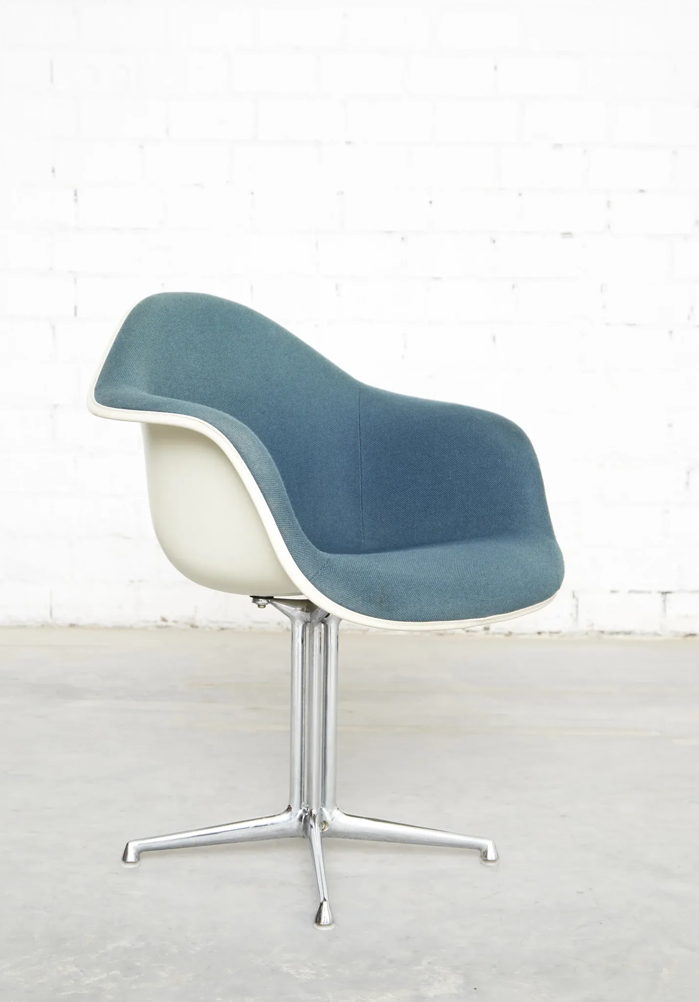 Pair dal la fonda fiberglas chair by charles & ray eames for vitra