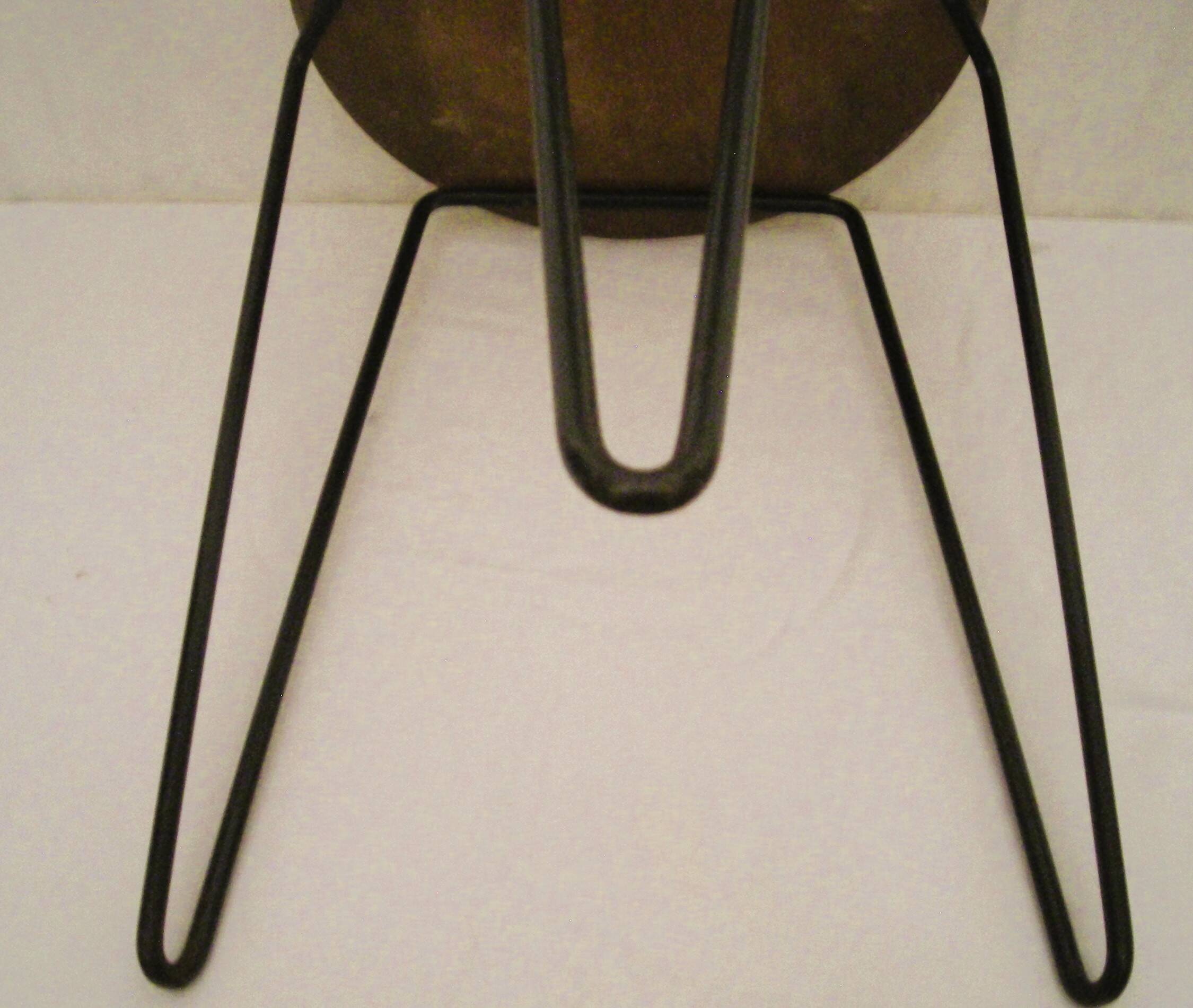 Tripod stool - Florence Knoll - Hairpin model 75 from the 1950s