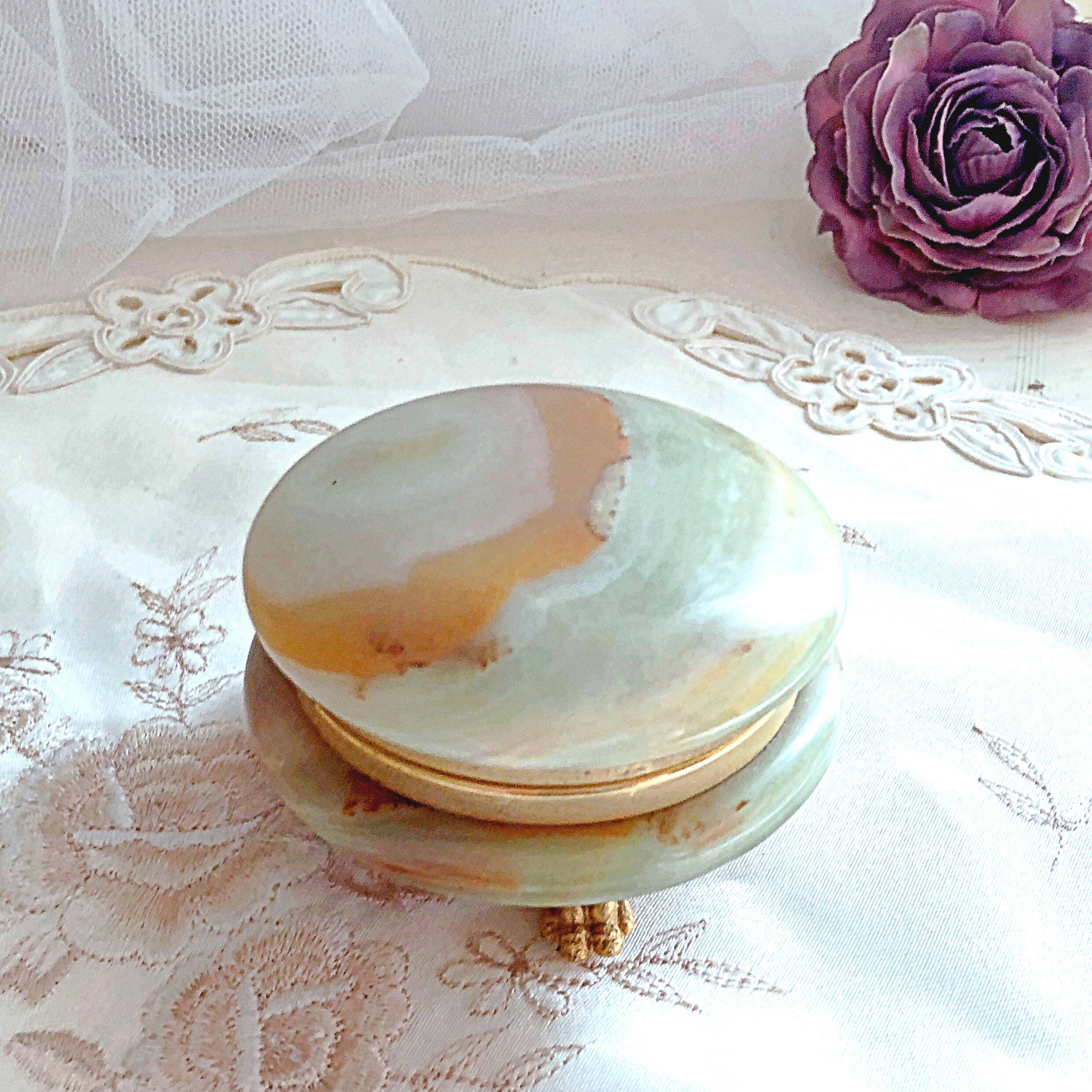 Small round box in green marbled onyx tripod lion paws brass
