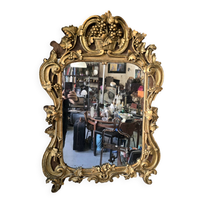 Miroir d’époque Louis XV en bois doré et stuc à la feuille, XVIIIe