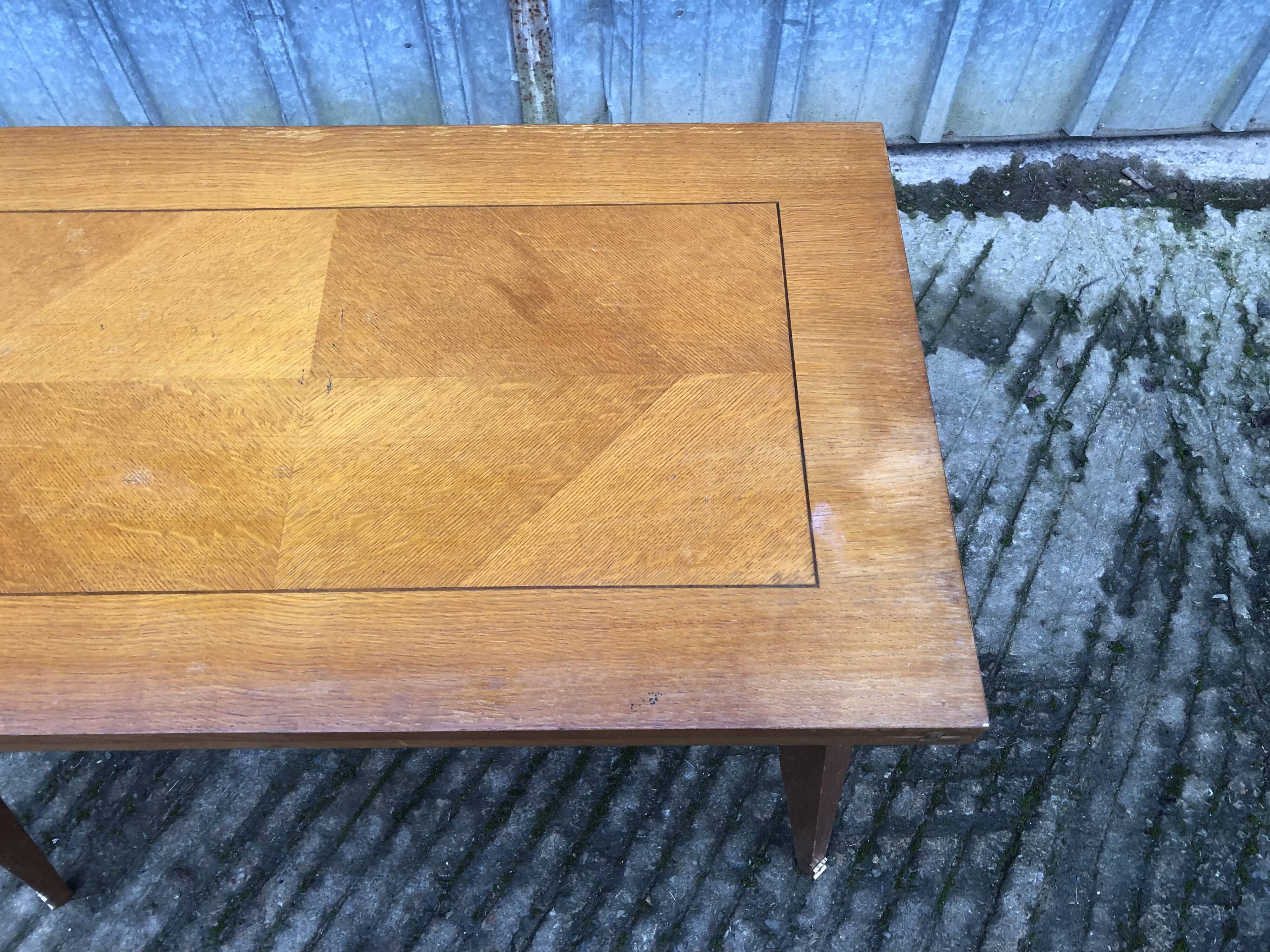 Table vintage portefeuille en chêne aux pieds compas.
