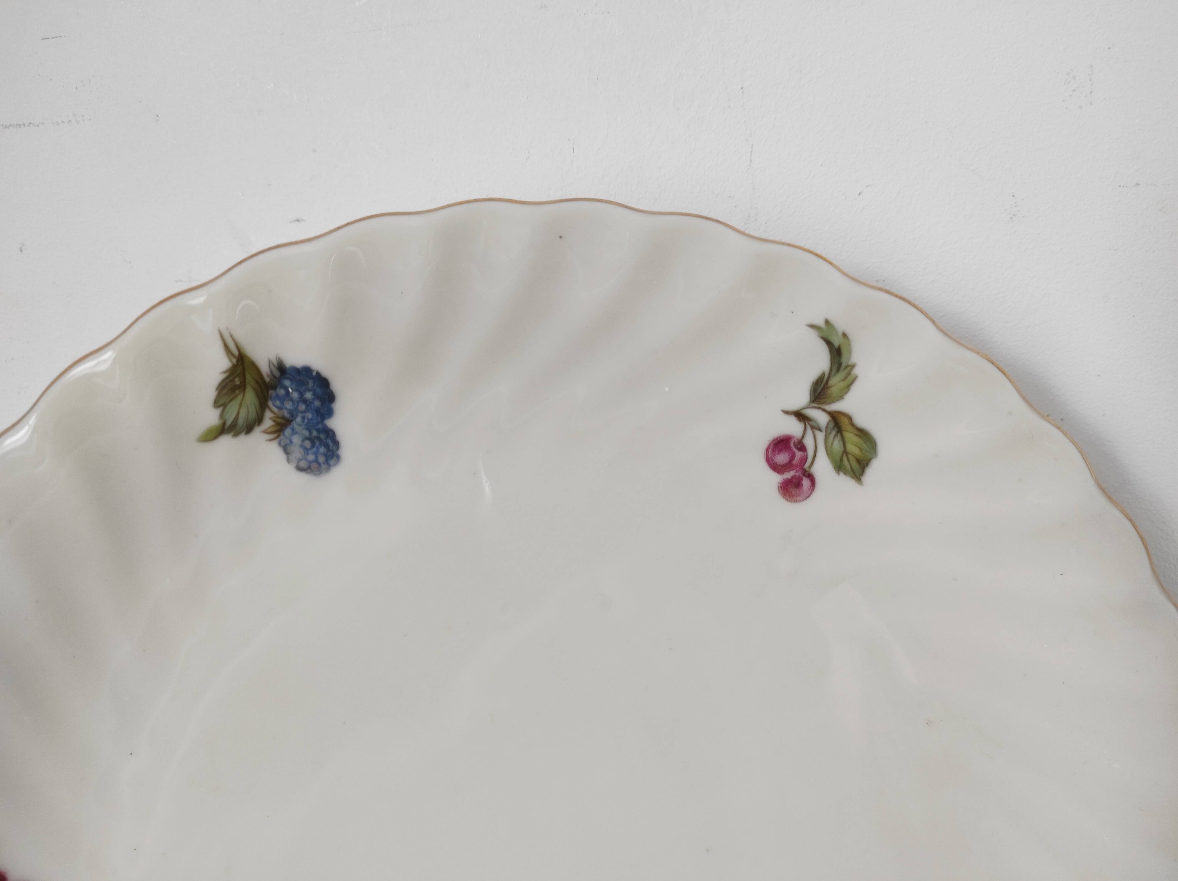 Strawberry dish porcelain drainer