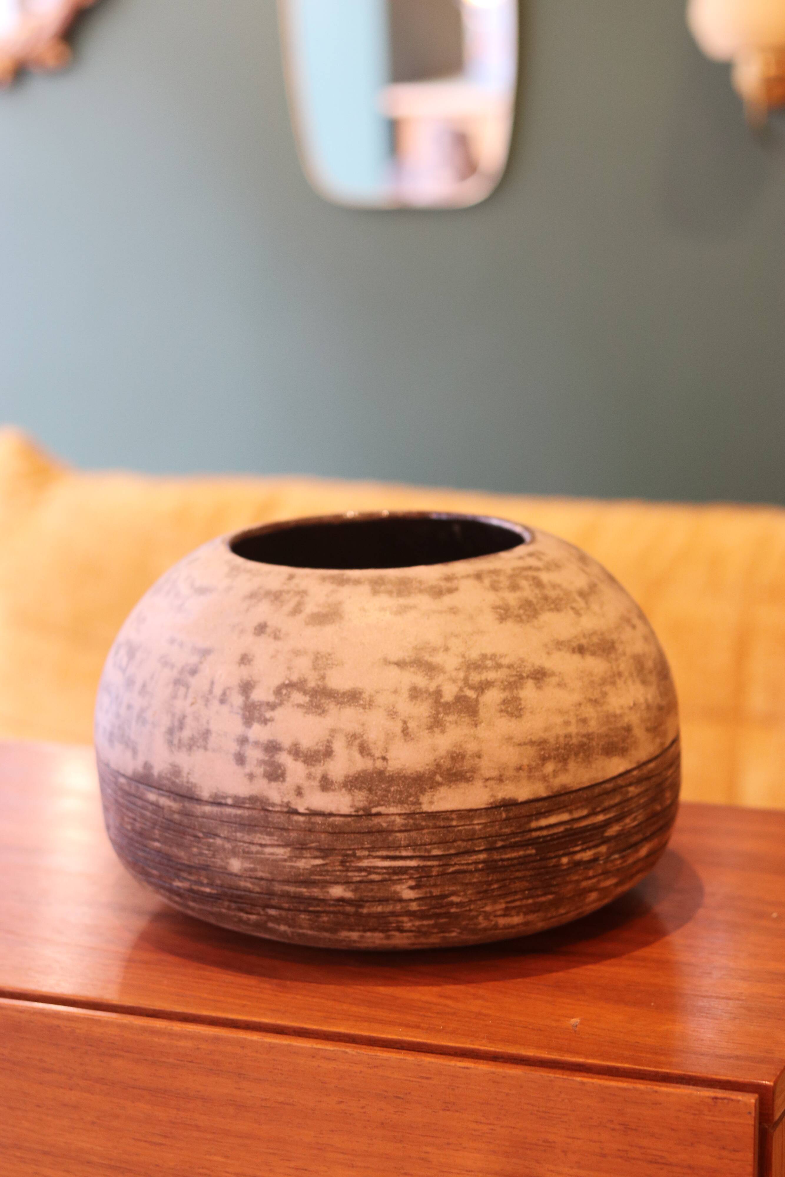 Vase boule en grès émaillé, tons gris-bleu nuancé, circa 1960