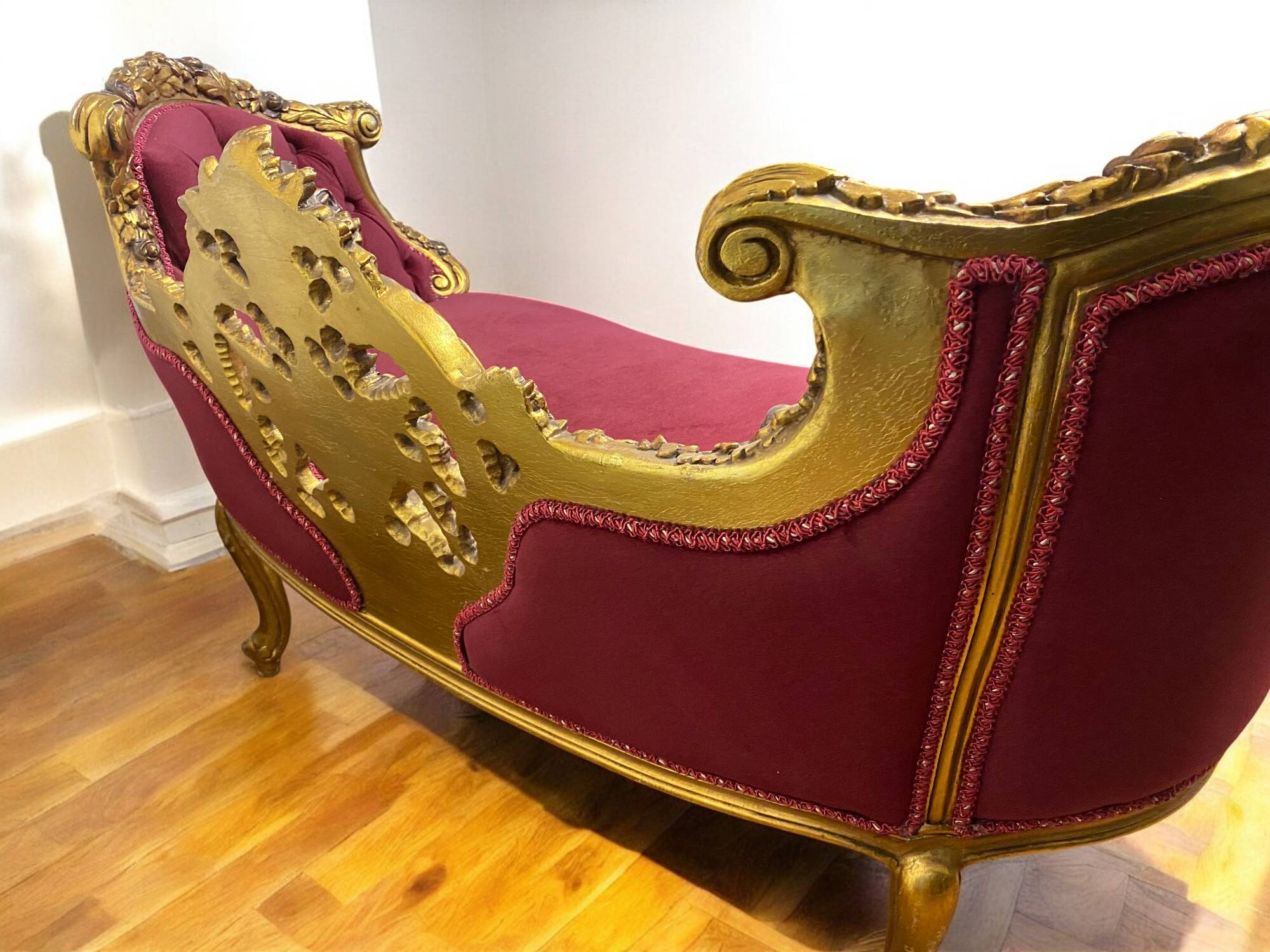 Louis XV bench in red velvet and carved beech wood with gilt decoration