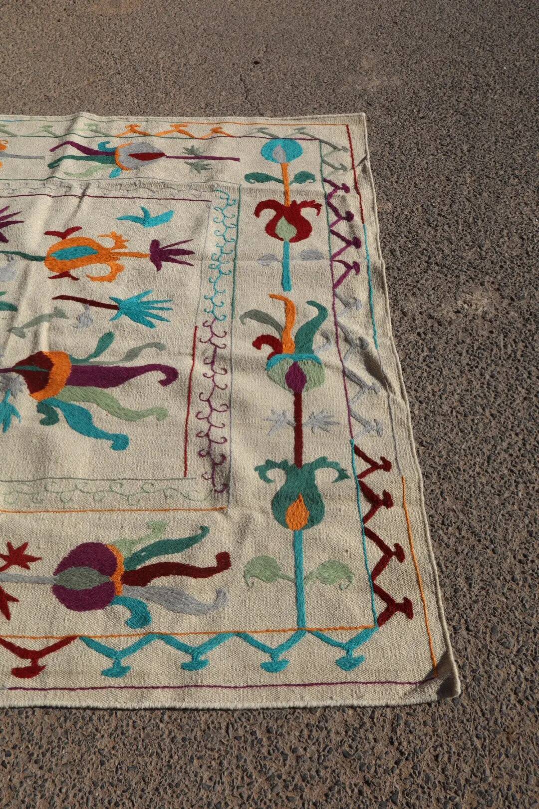 White blue multicoloured kilim suzani rug – 240x170 cm