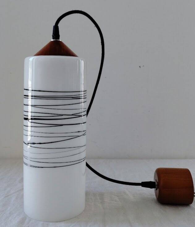 Suspension cylindrique en opaline zébré verre et teck vernis