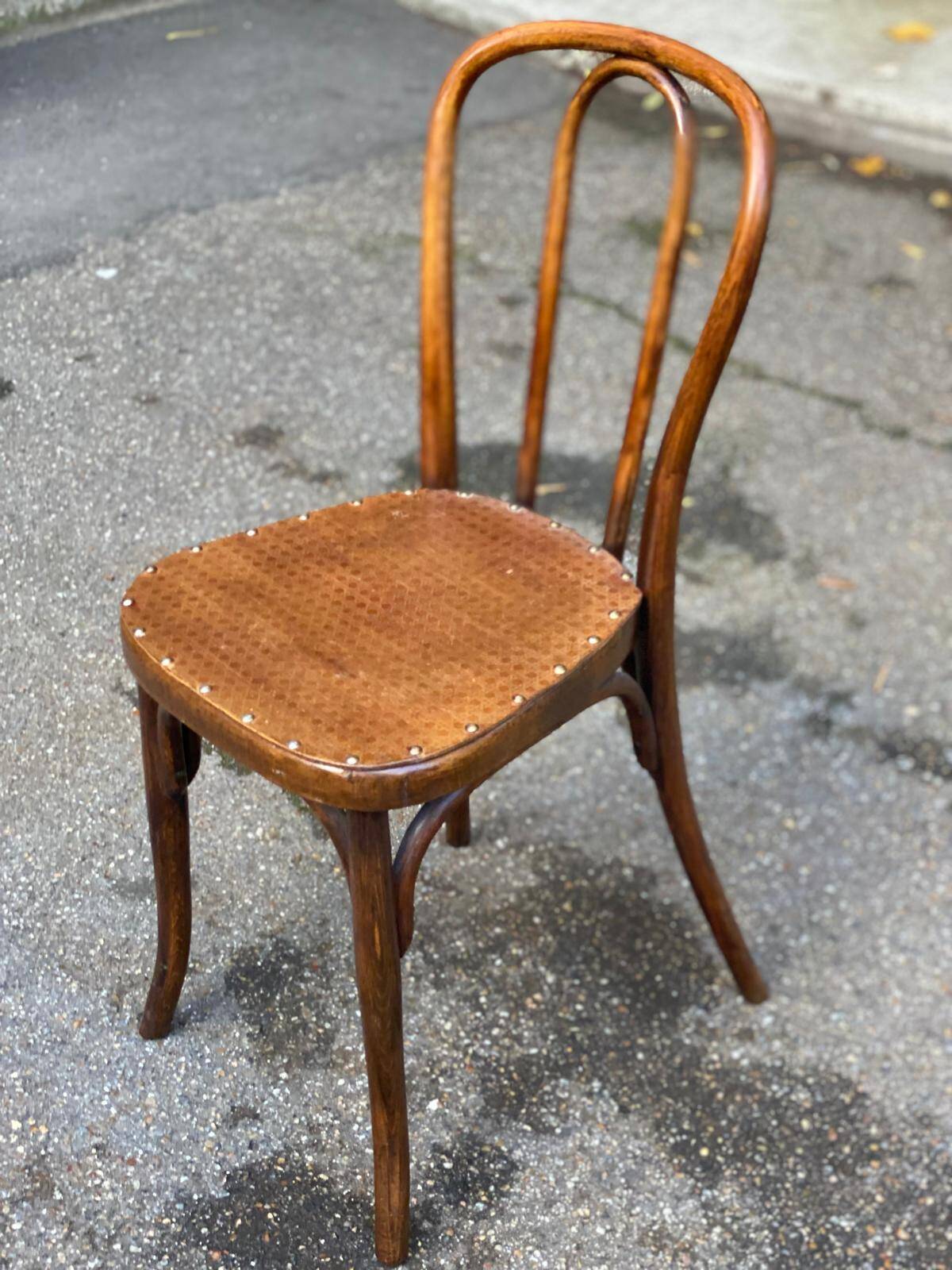 Chaise de bistrot en massif bois courbé cloutée