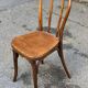 Chaise de bistrot en massif bois courbé cloutée