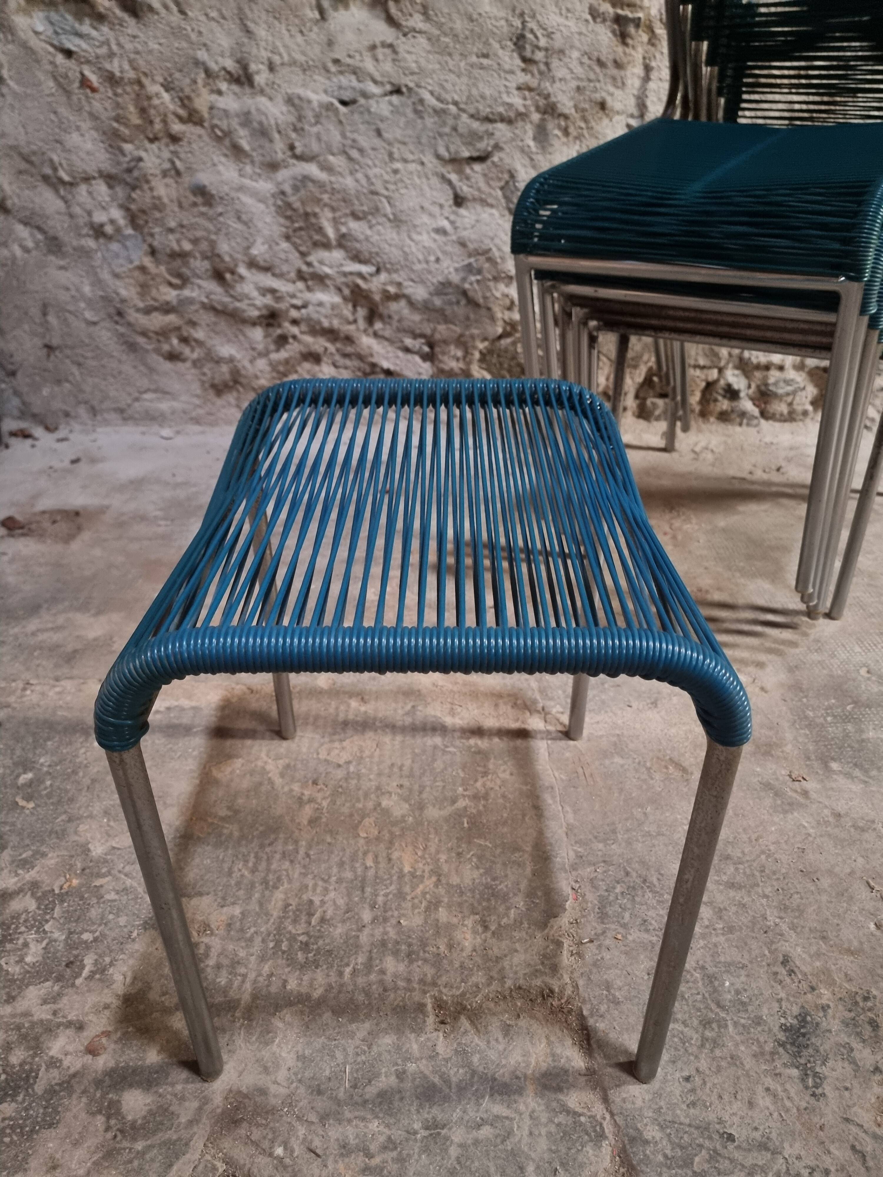 Ensemble de 6 chaises spaghetti françaises avec tabouret assorti – chaises bistrot à cadre chromé – sièges de café vintage empilables – milieu à fin du 20e siècle