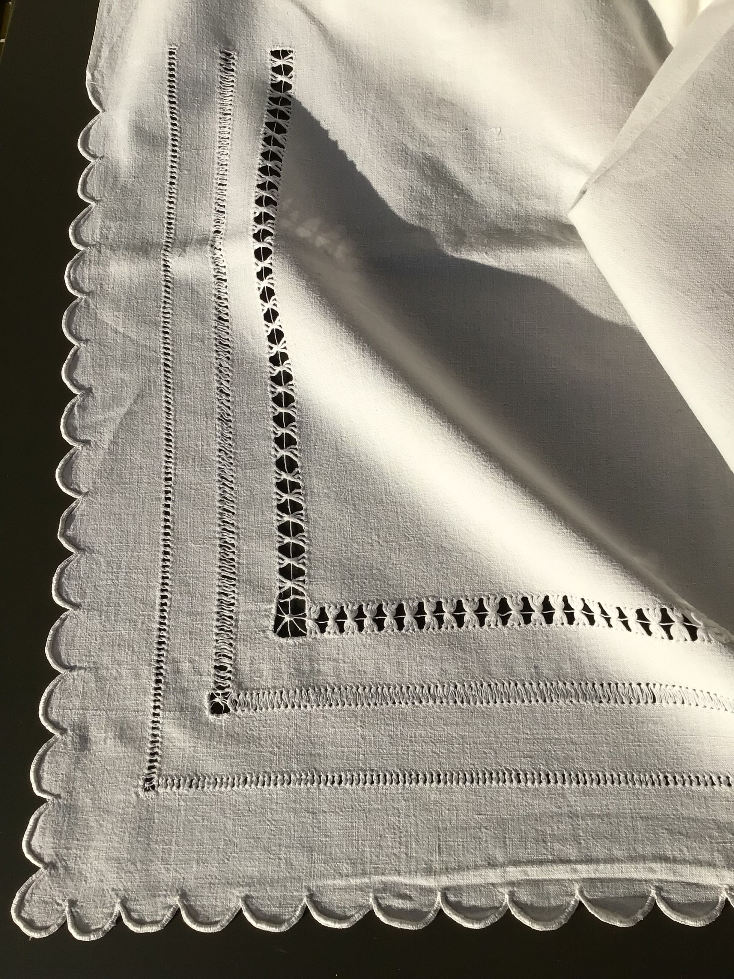 Embroidered sheet PM scalloped edge triple day central seam