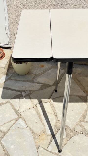 Vintage formica table with 2 extensions