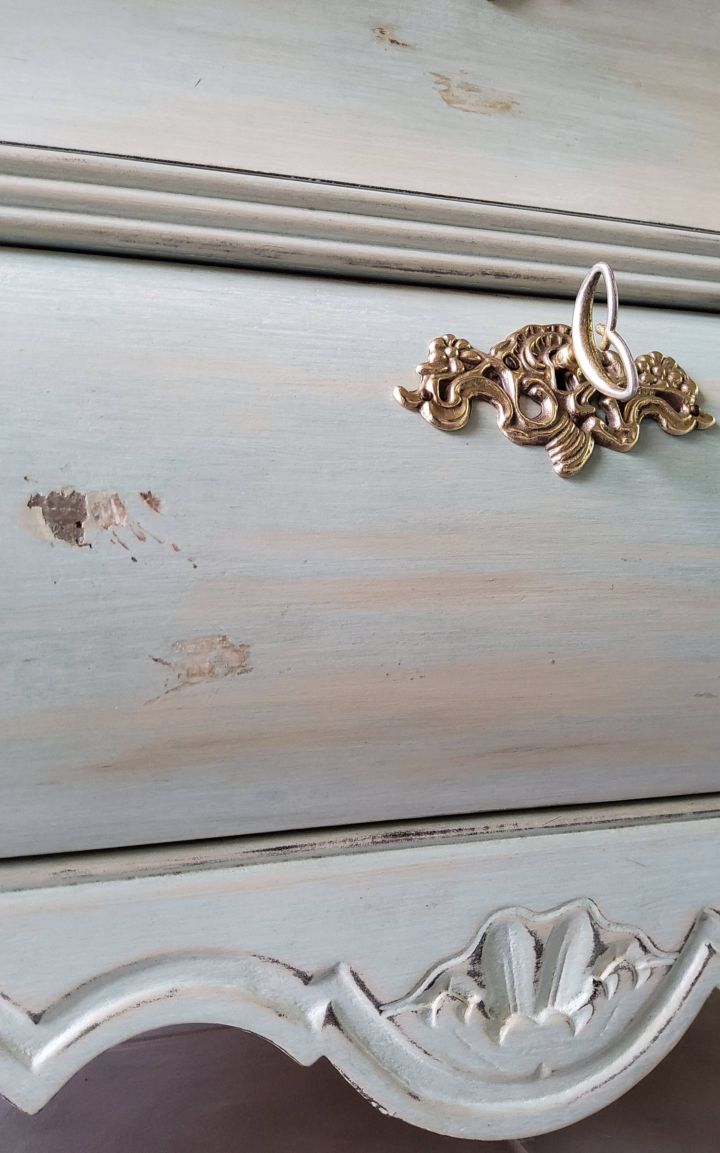 Commode galbée patinée