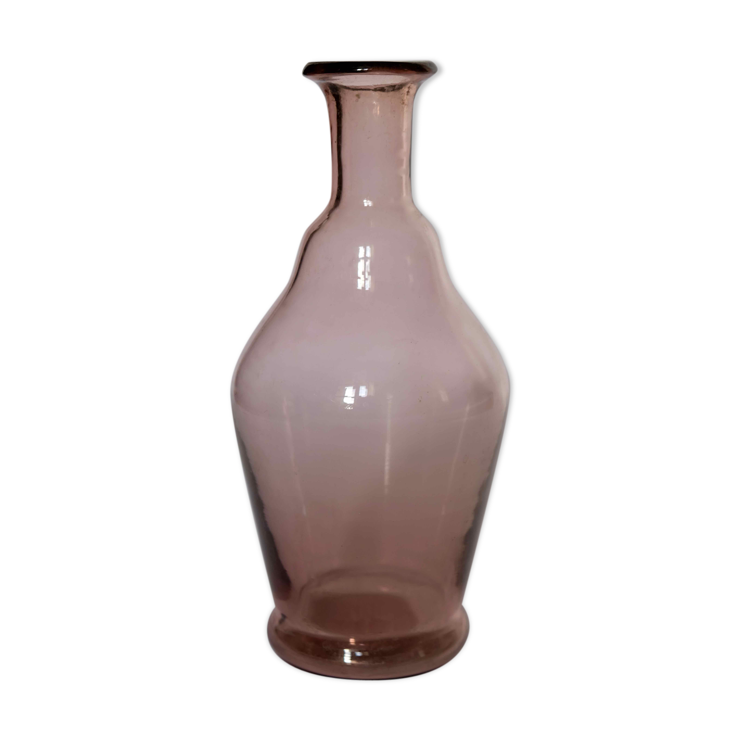 Blown glass vase moves purple