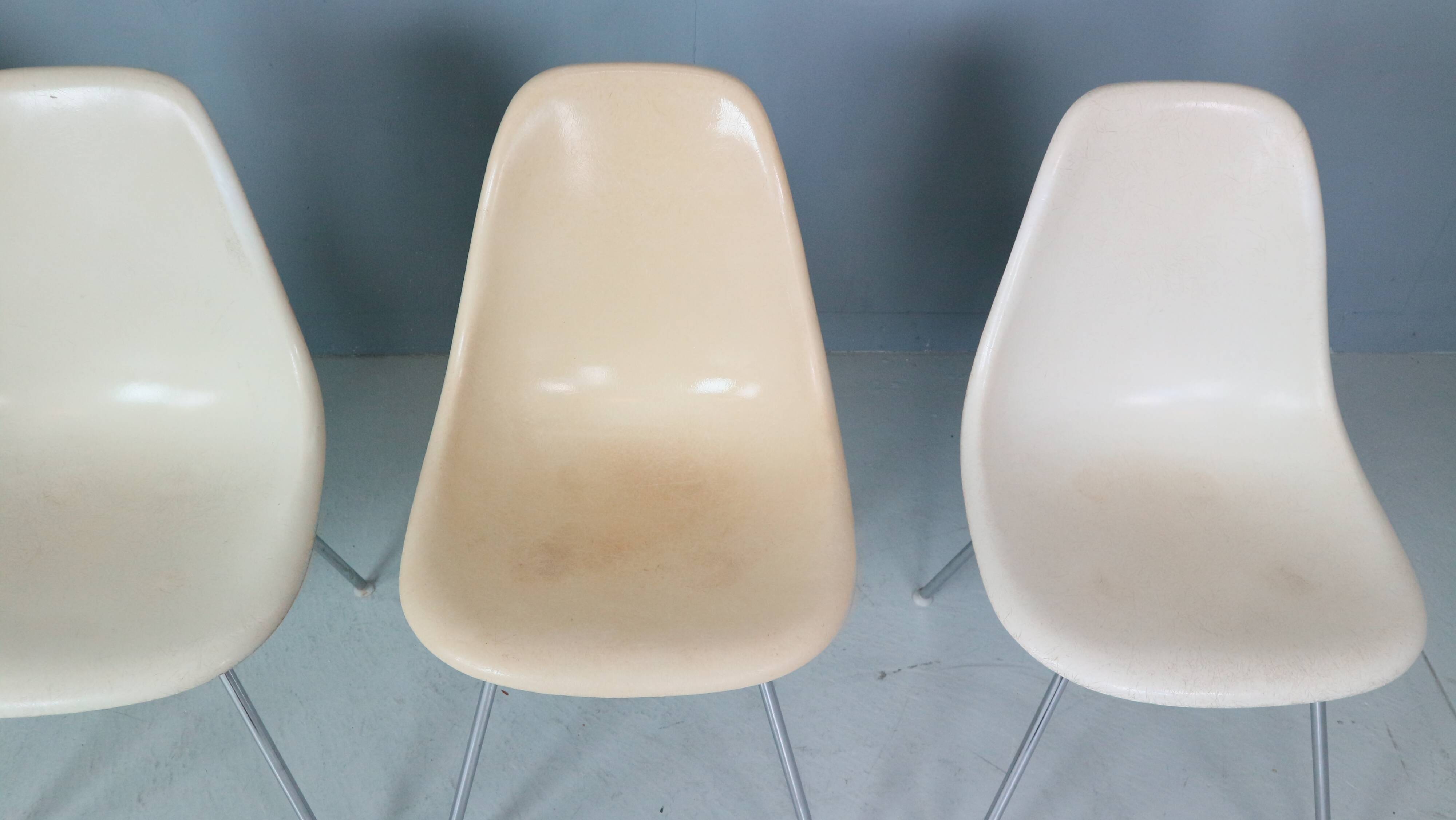 Charles & Ray Eames Set of 4 Off white "H-Base" Chairs for Herman Miller, 1960