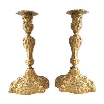 Paire de bougeoirs flambeaux bronze doré Louis XV rocaille