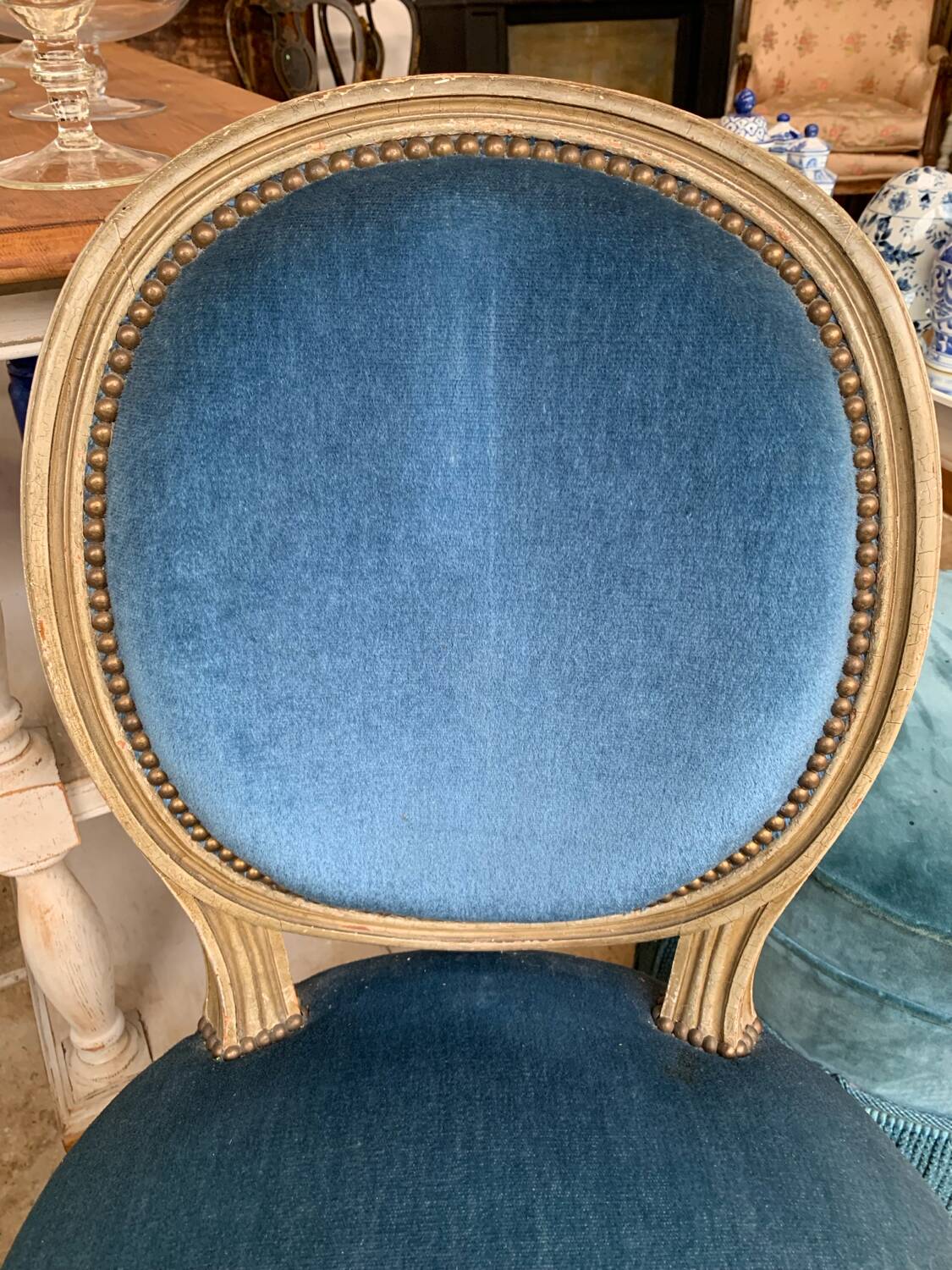 Paire de chaises médaillon en velours