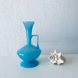 Carafe en opaline bleue