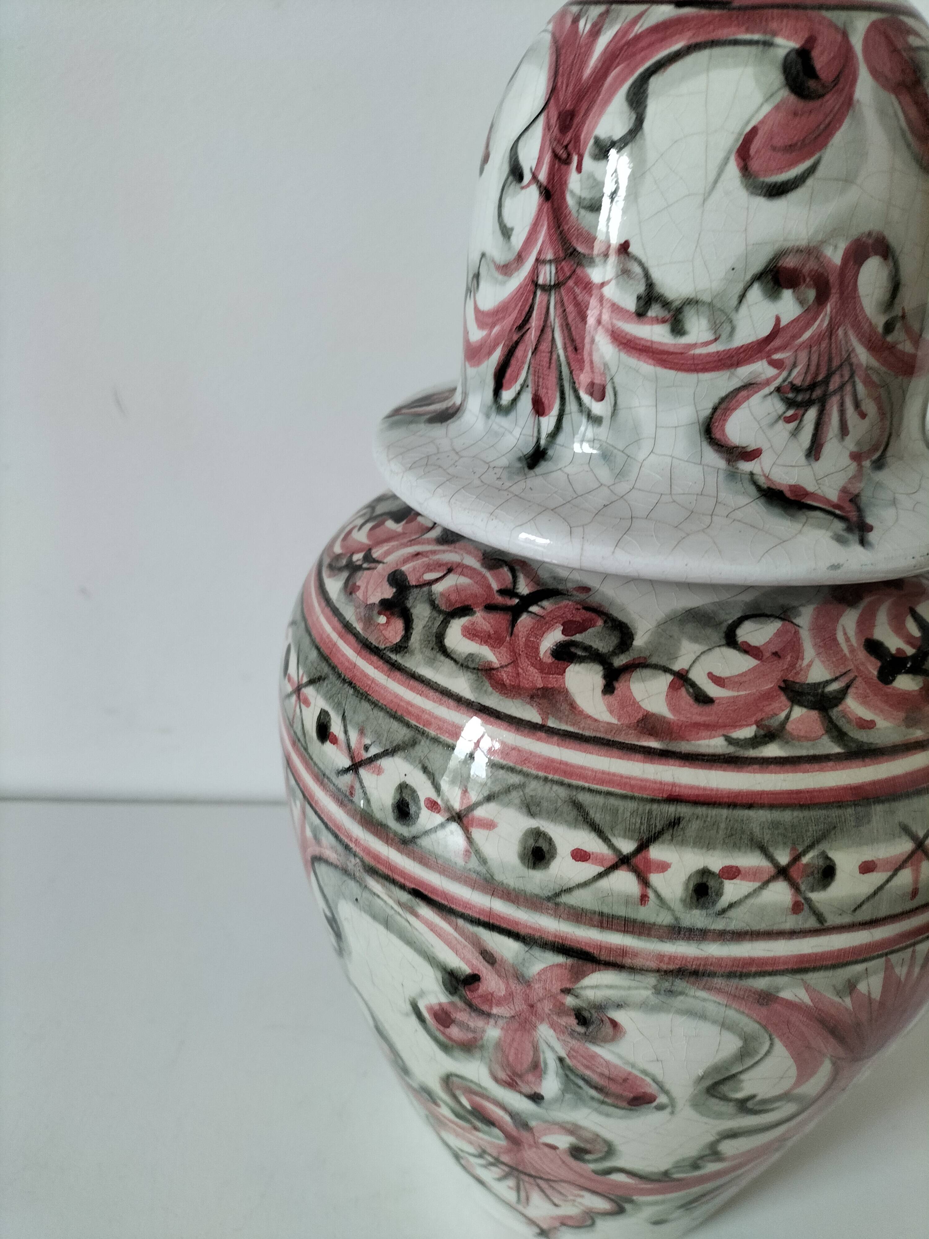 Grand vase couvert en faïence portugaise décor peint à la main