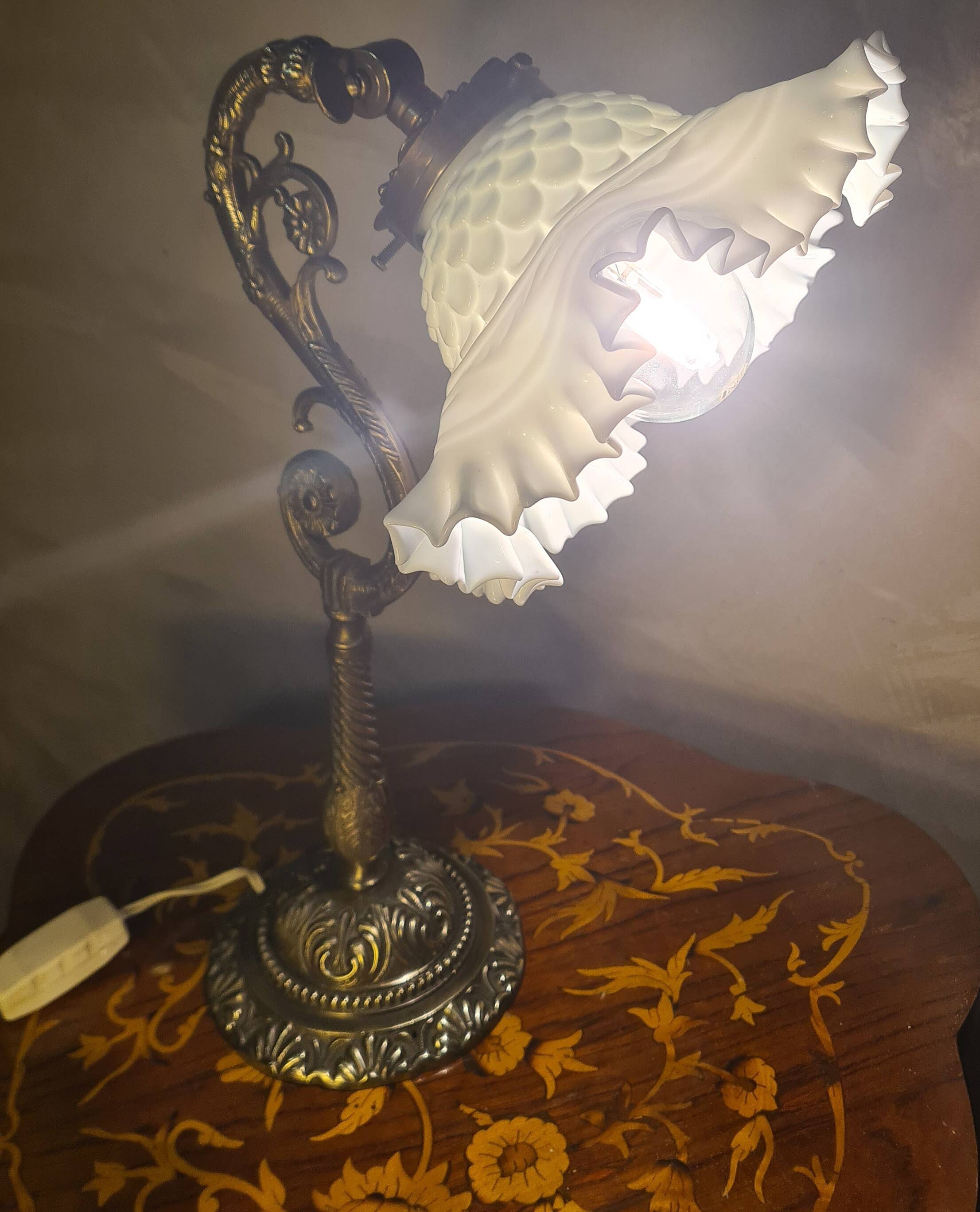 Lampe en bronze et abat-jour en opaline blanche, 1900