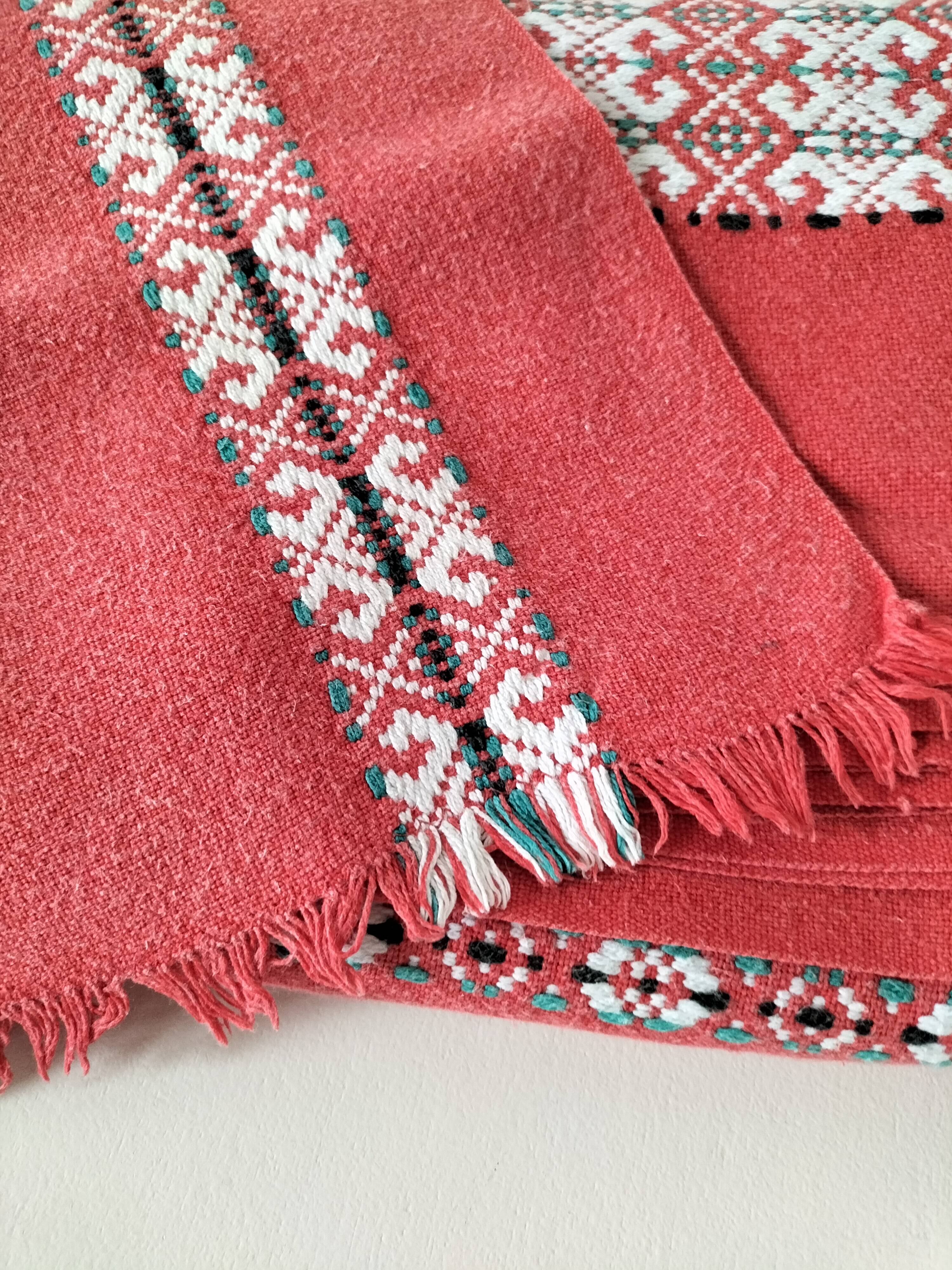 Tablecloth and 12 vintage cotton Basque-style napkins.