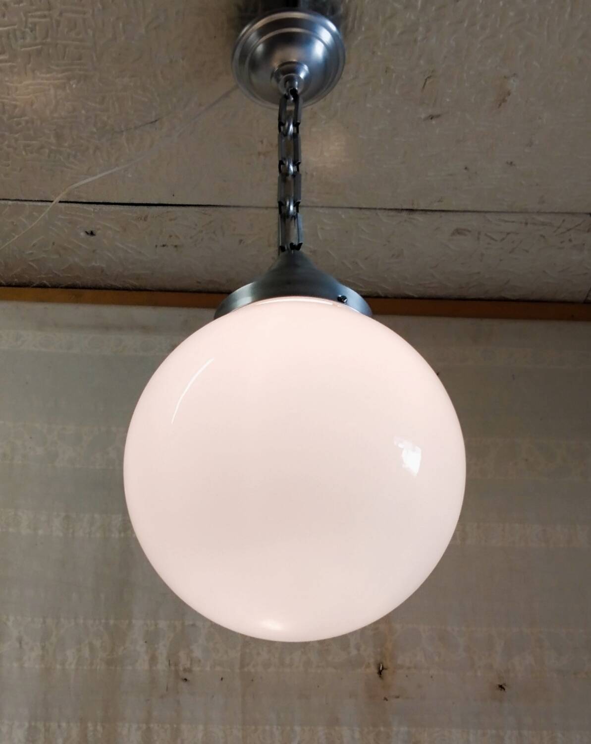 Suspension industrielle globe opaline XXL - années 40/50