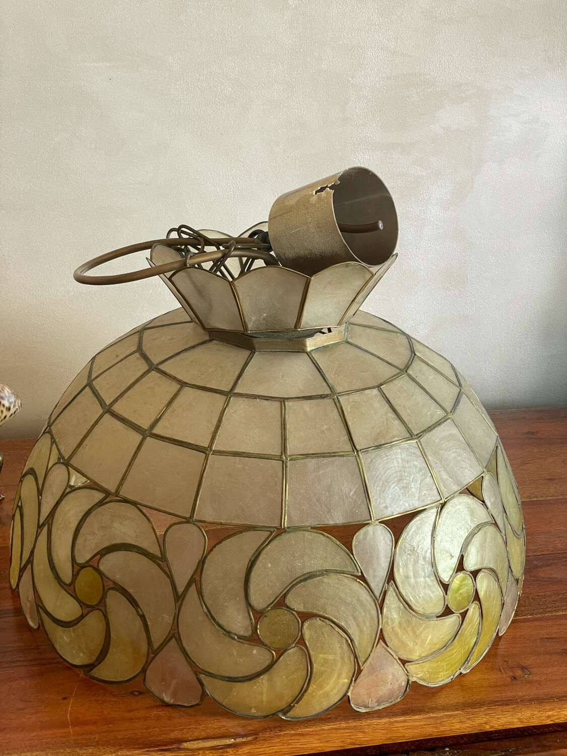 Mother-of-pearl and brass suspension