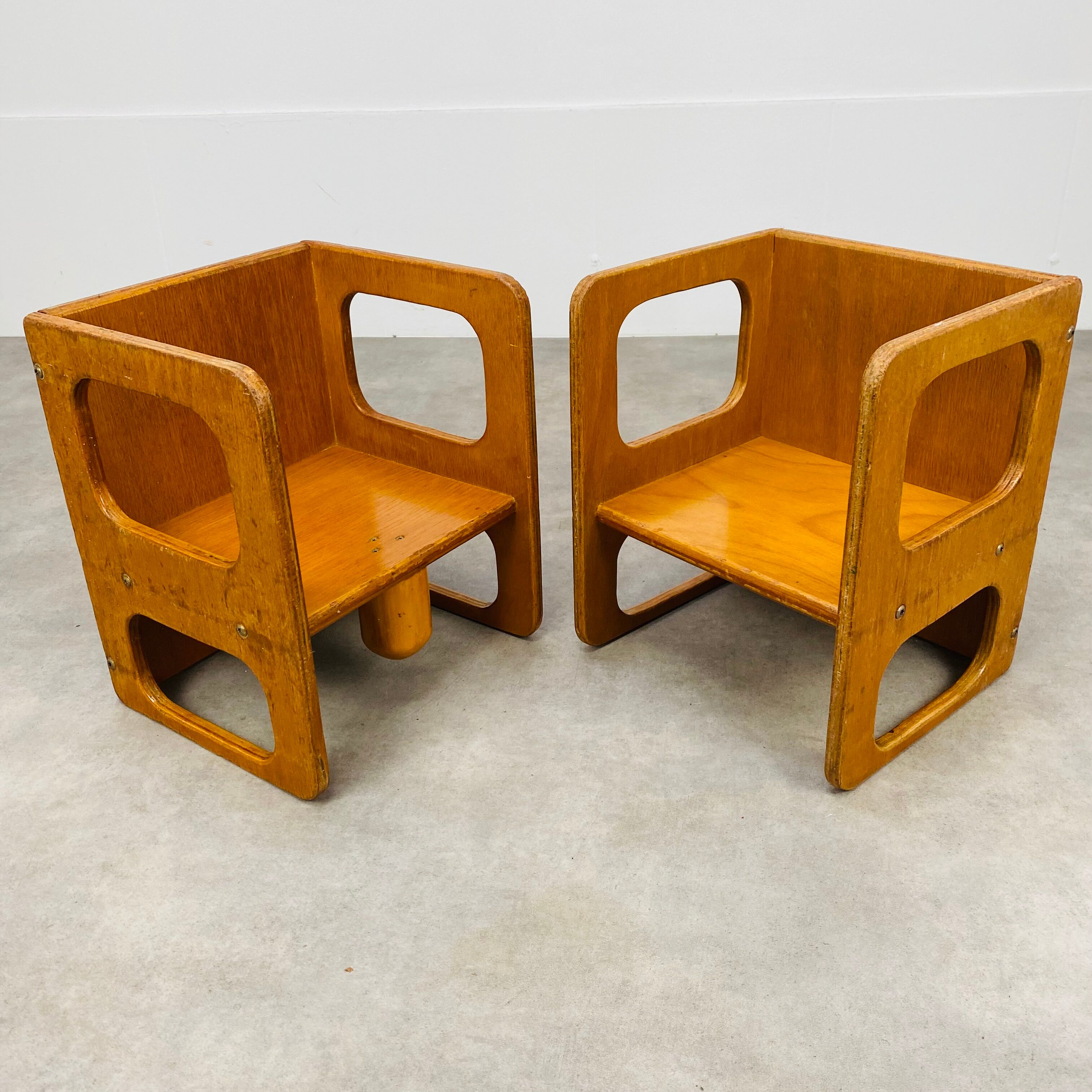 2 modular wooden children's chairs