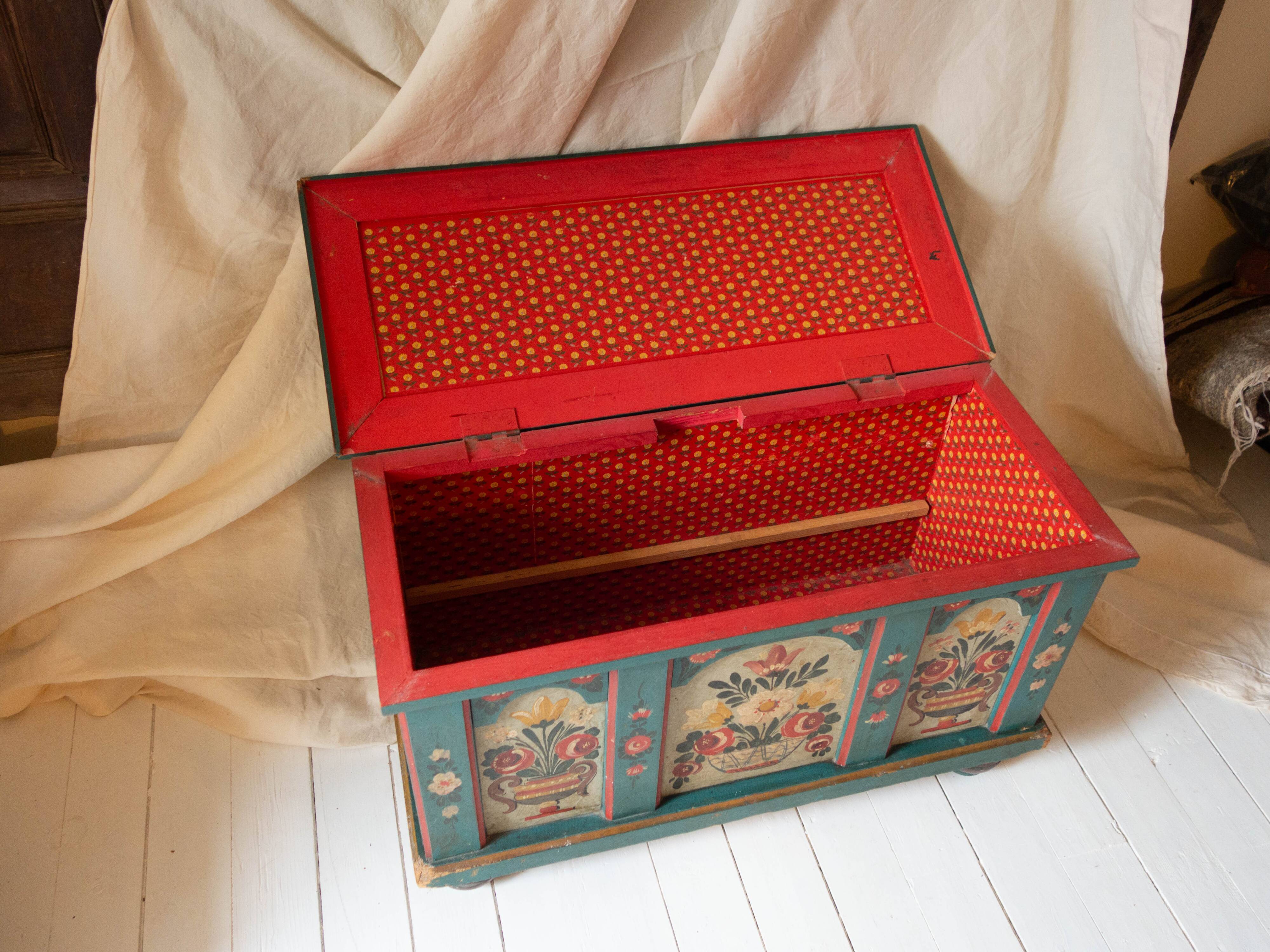 Banc-coffre vintage en bois peint, art populaire