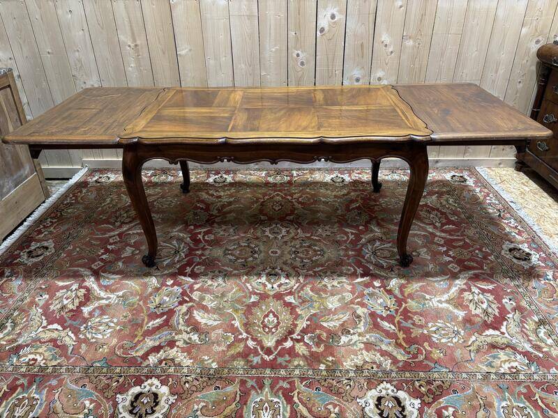 Table à manger en noyer de style Louis XV