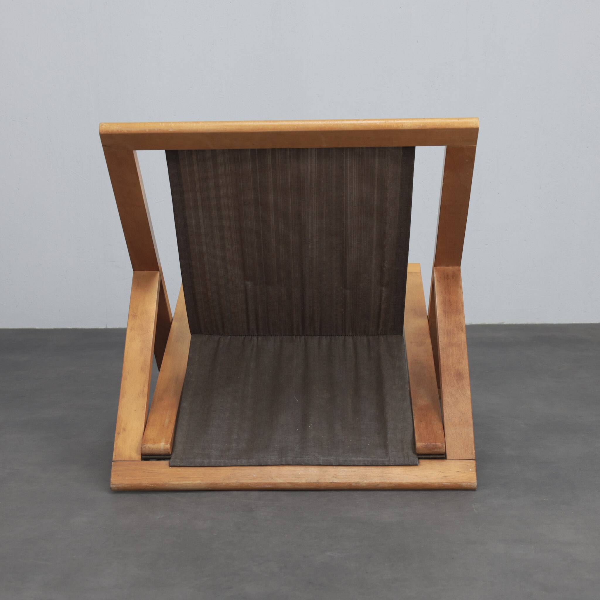Modernist folding lounge chair with wooden frame, 1970s