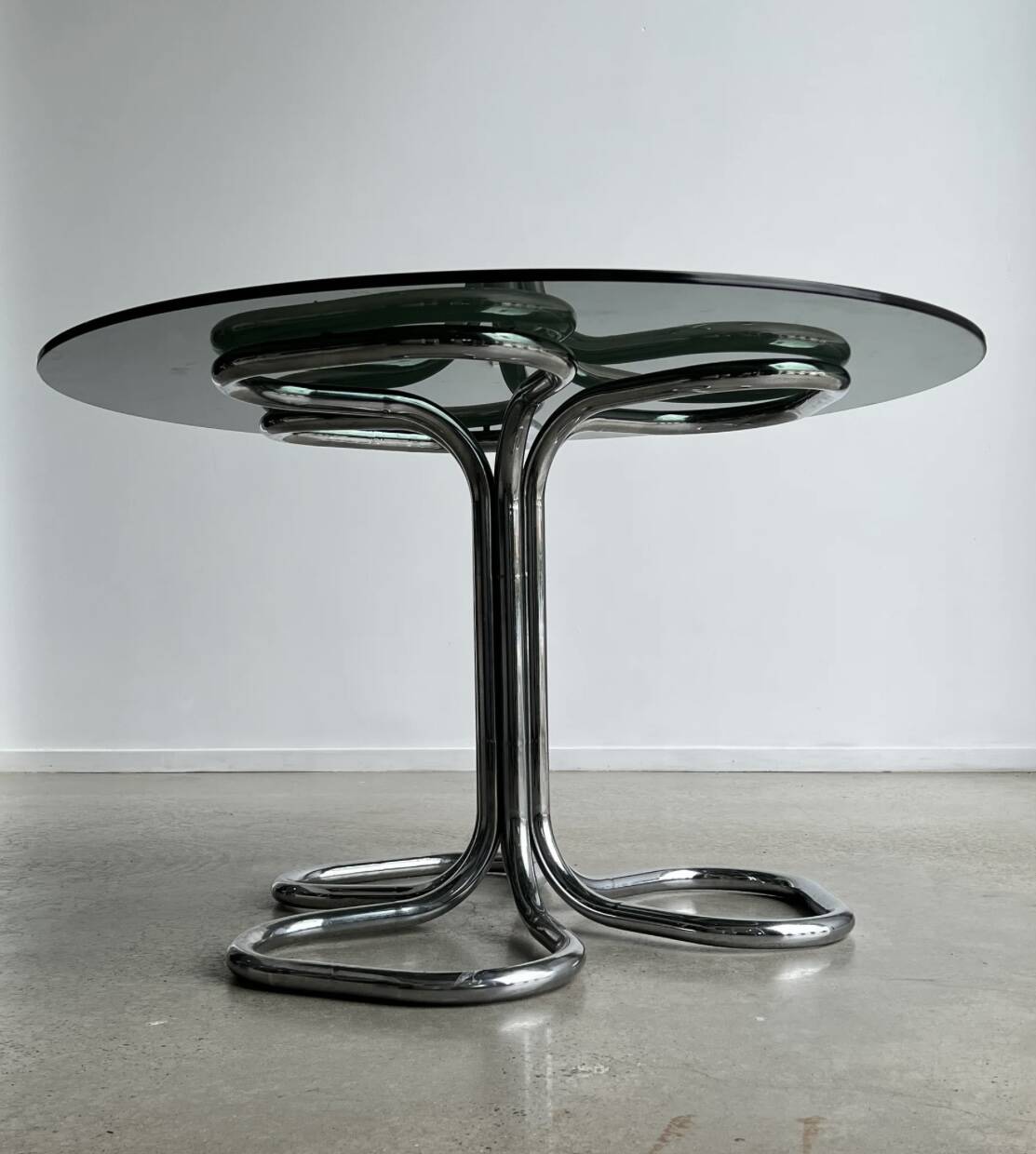 Table italienne vintage en verre fumé et chromé attribué à Giotto Stoppino – Design des années 70