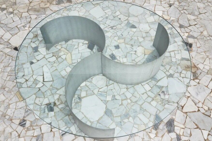 Table par Lorenzo Burchiellaro en aluminium et cristal