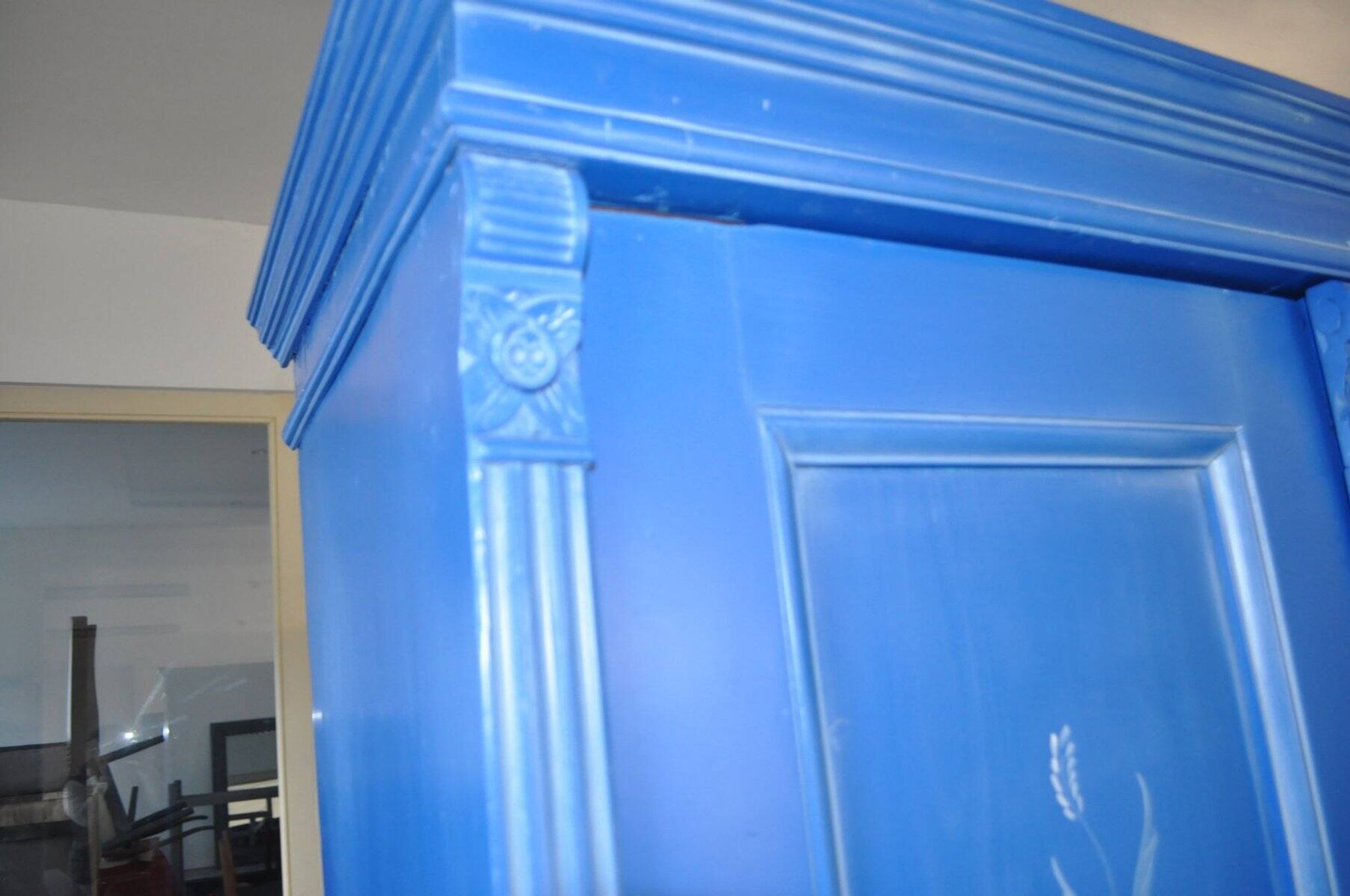 Armoire double en bois peint bleu moyen, portes à motifs floraux peints à la main