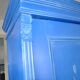 Armoire double en bois peint bleu moyen, portes à motifs floraux peints à la main