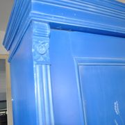 Armoire double en bois peint bleu moyen, portes à motifs floraux peints à la main