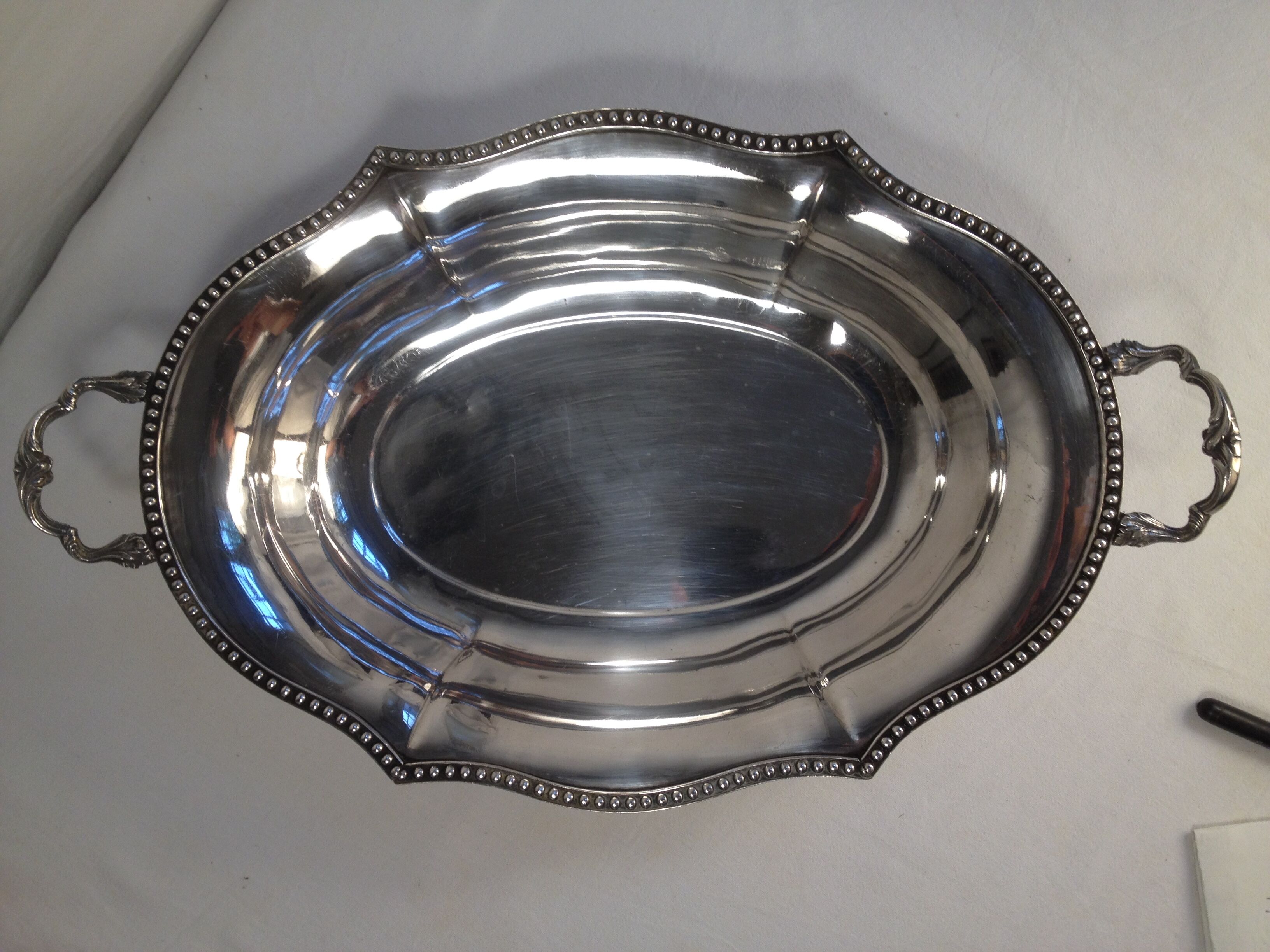 Serving dish in silver metal