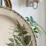 7 flat plates made of ironstone.