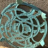 Dessous de plat ancien en fonte émaillée  bleu verte ciselure oiseaux format rond