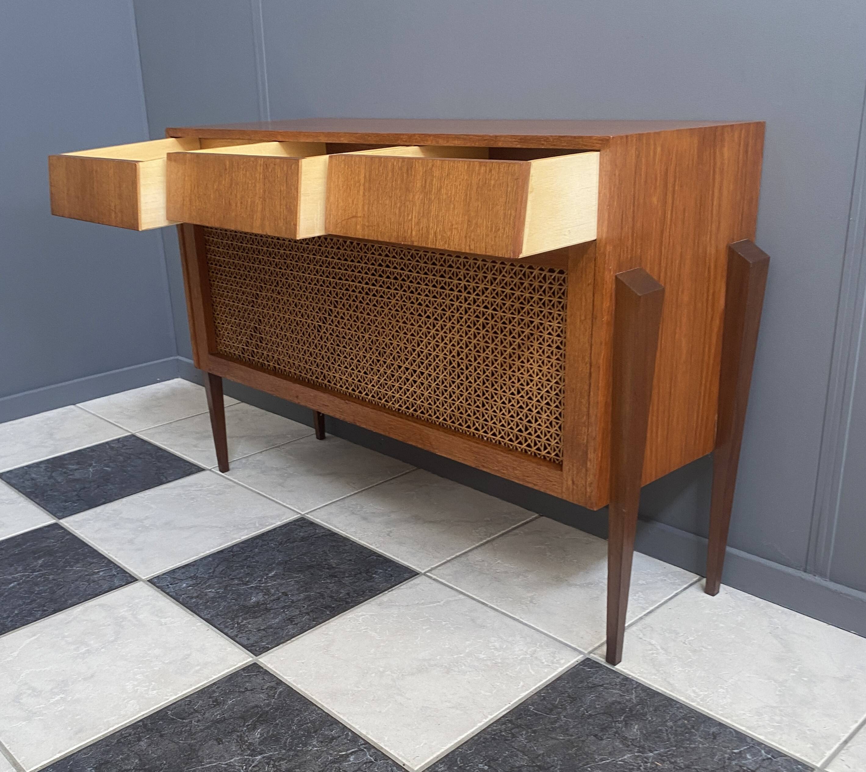 Petit buffet en teck avec façade sanglée, années 1960