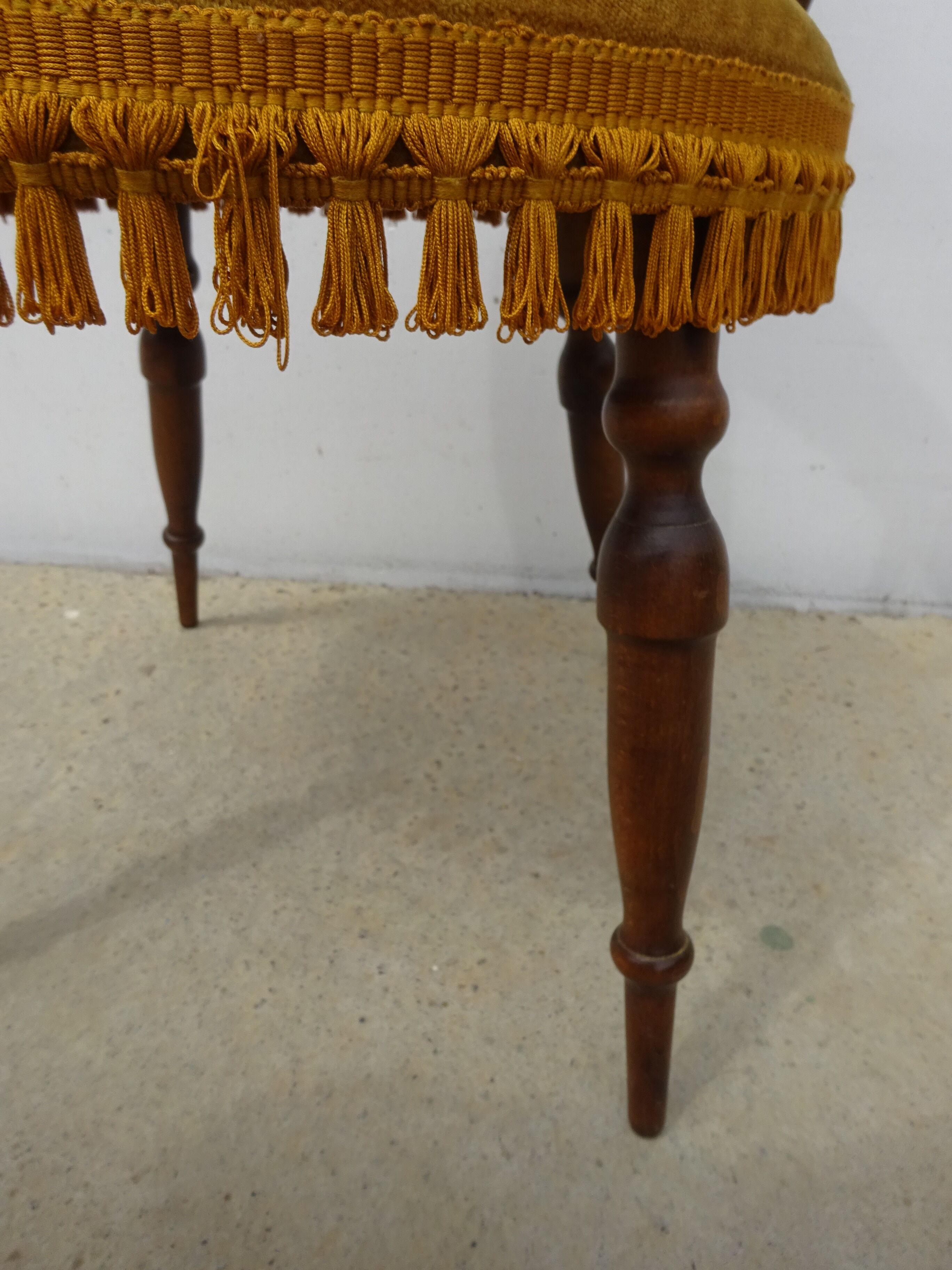 Chaise en noyer et velours franges assorties couleur or