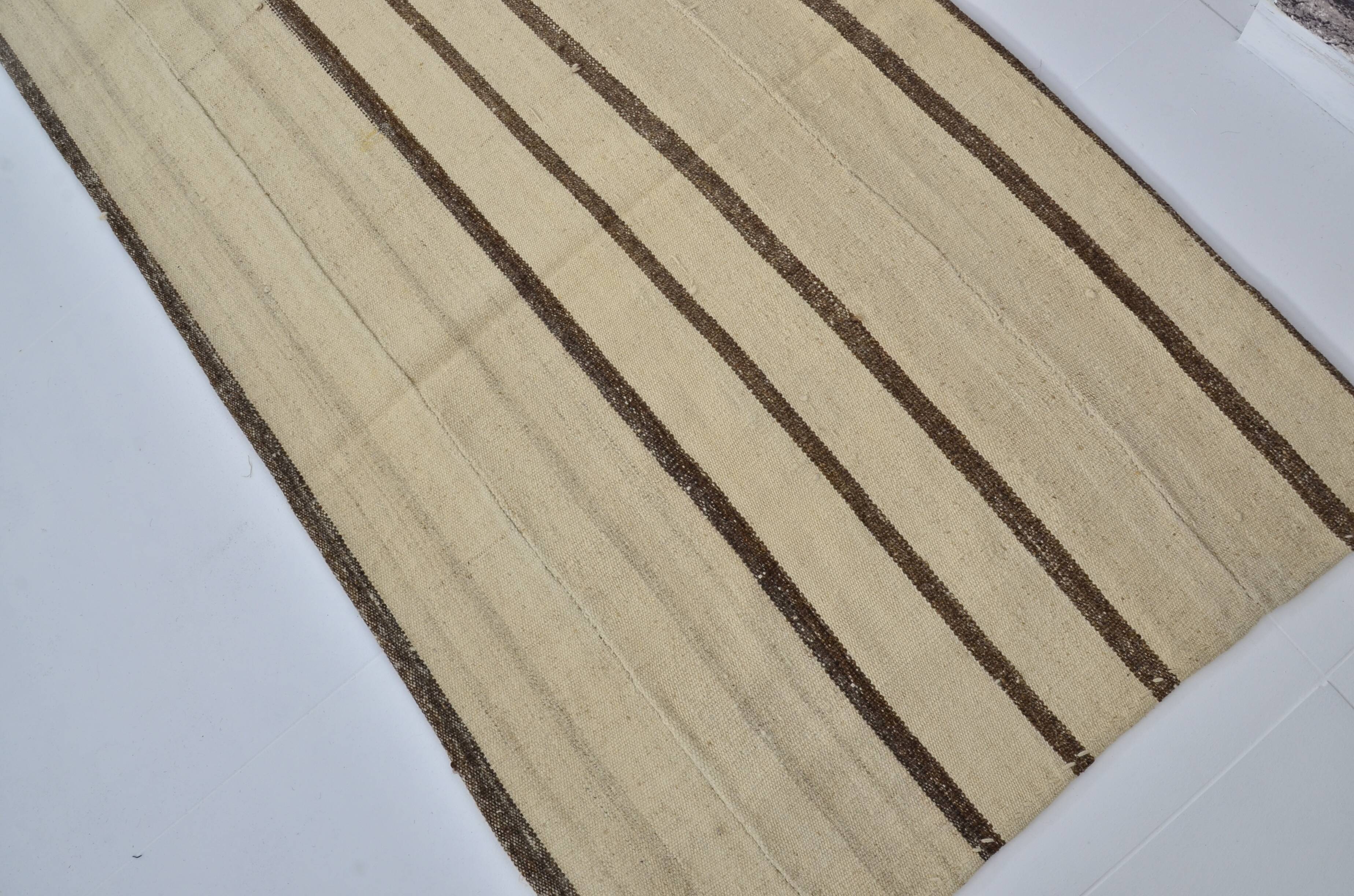 Tapis Kilim vintage blanc et marron, référence 3074