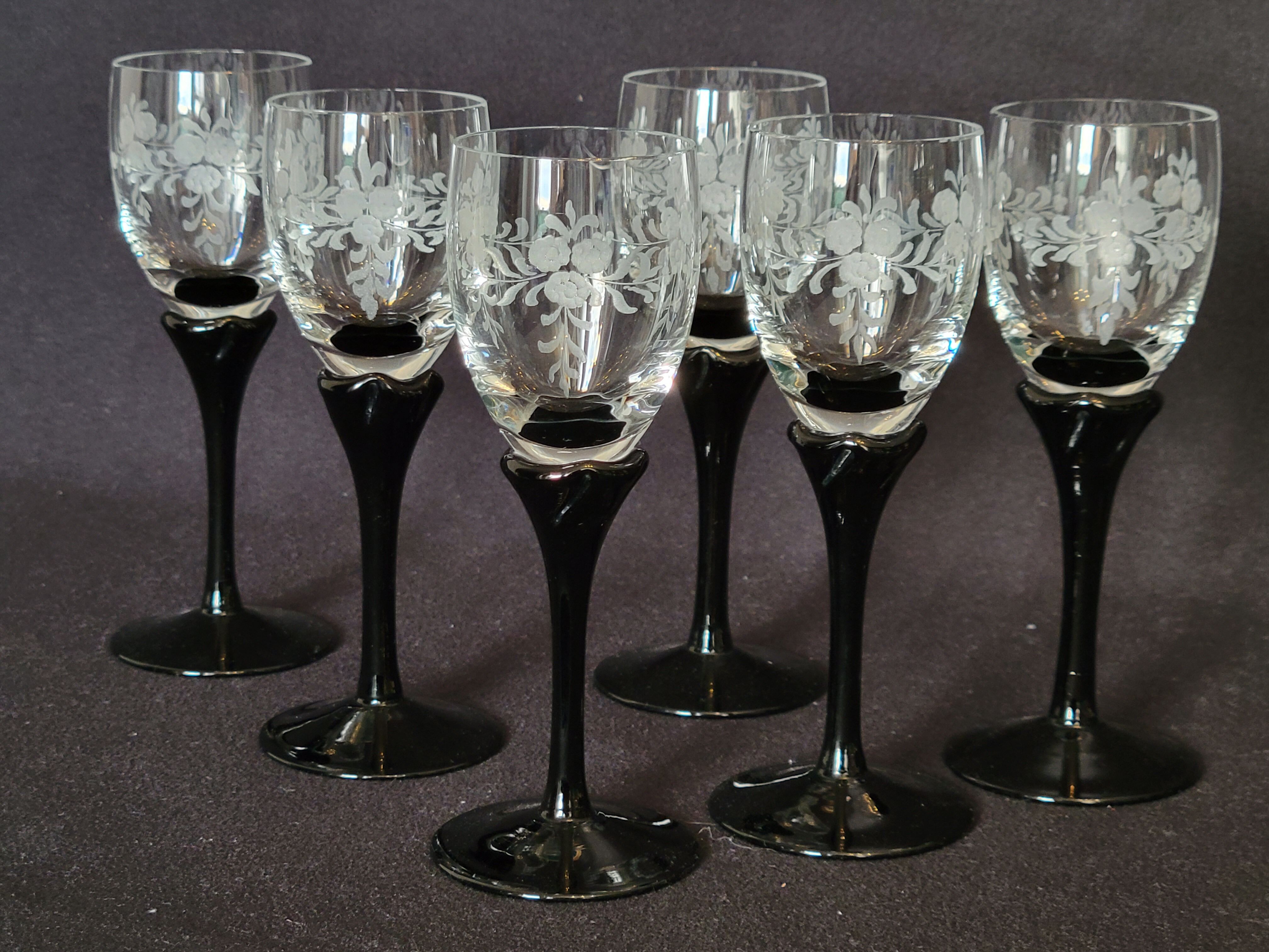 Set of 6 two-tone liqueur glasses with engraved glass foot