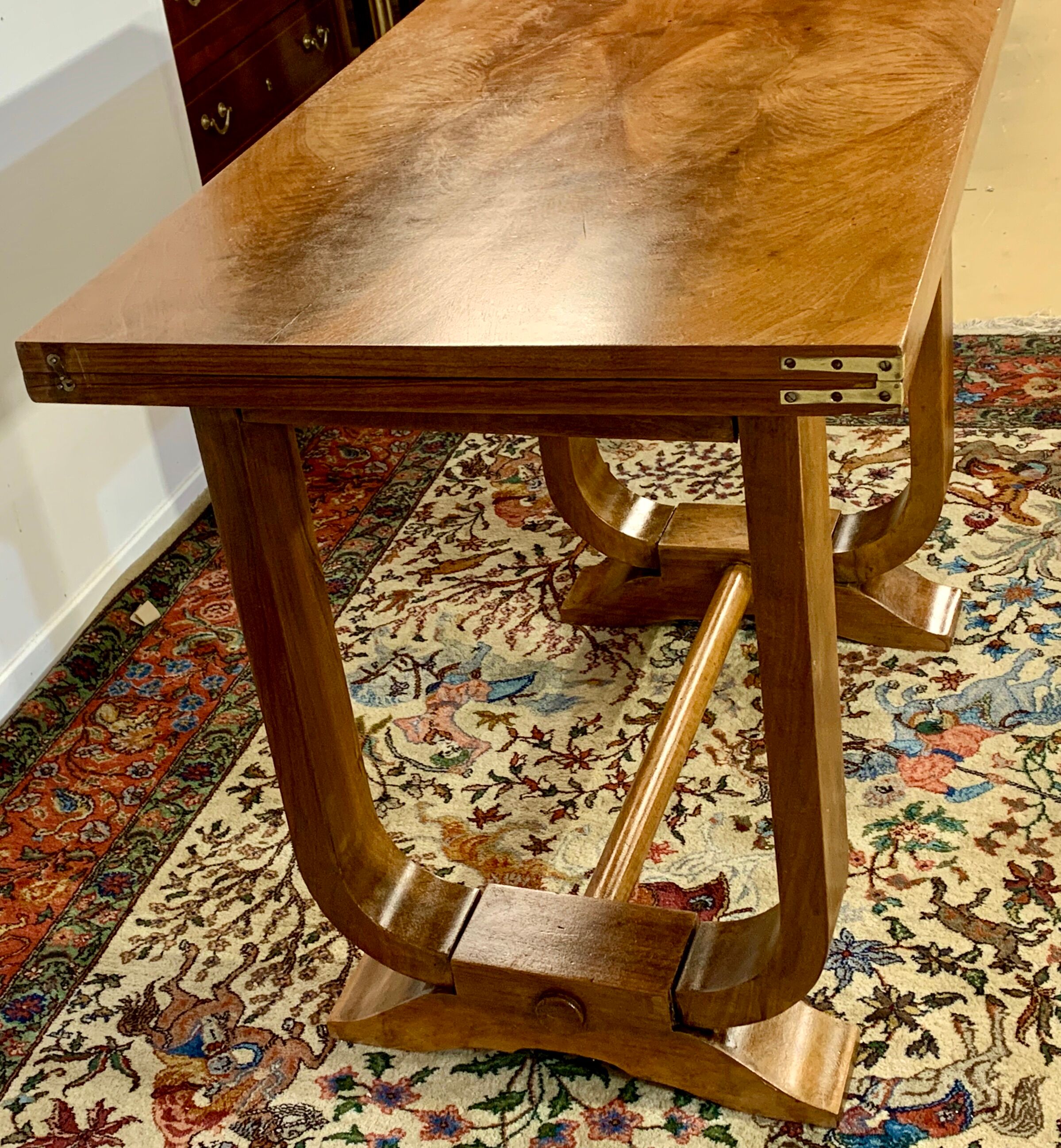 Table époque art déco à plateau ouvrant loupe de noyer